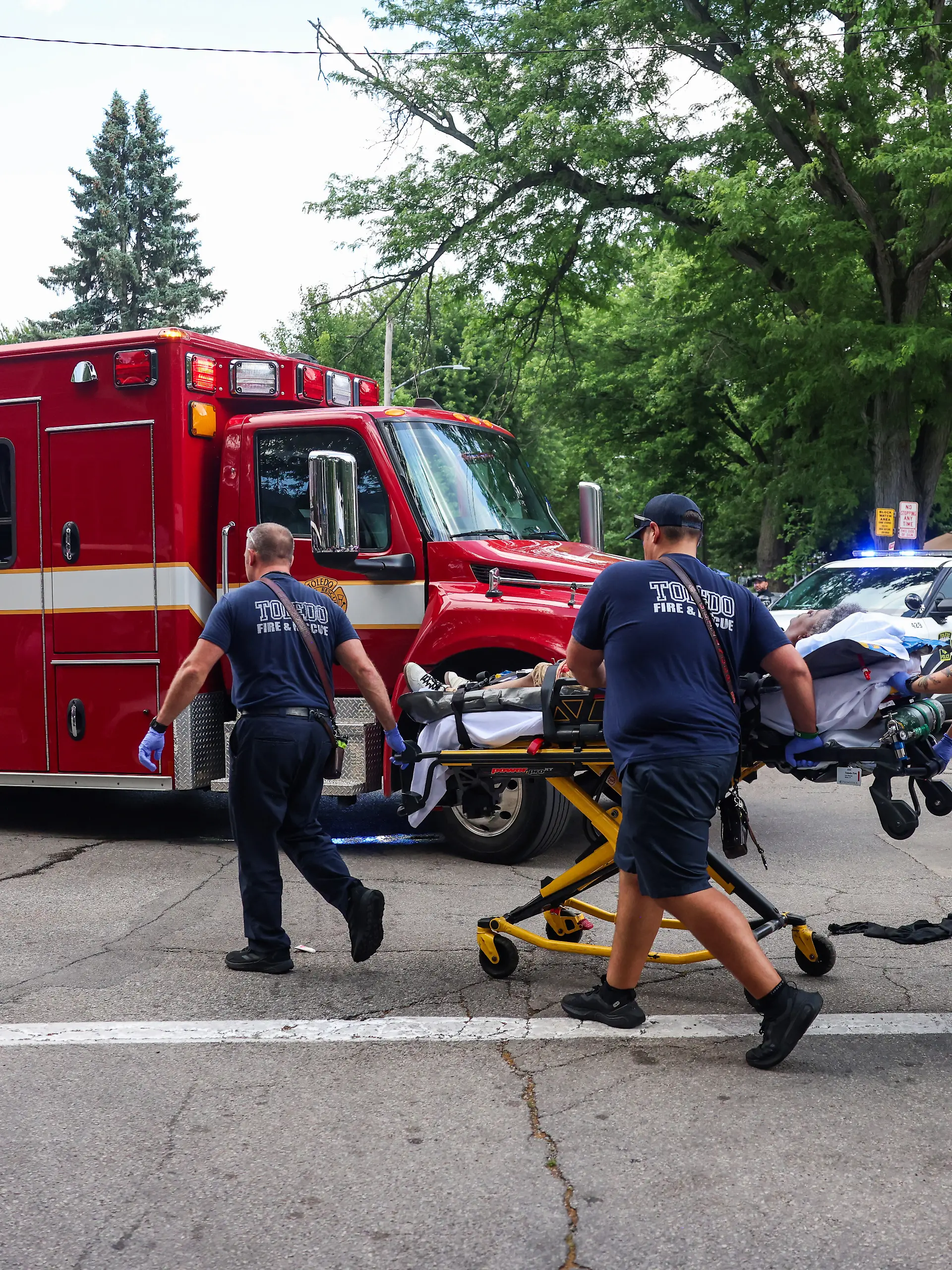 Ersthelfer helfen einer verletzten Frau nach einem Schusswaffenvorfall bei einem Sommerfestival in Toledo, Ohio. +++ dpa-Bildfunk +++