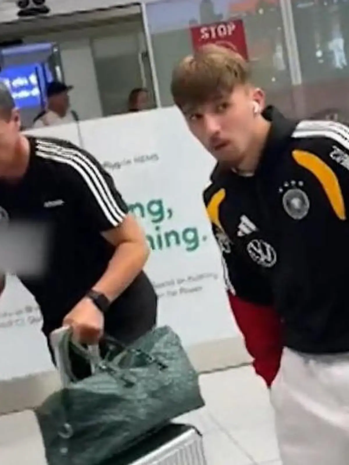 Bild zu: "Hier kommt Deutschland-Hoffnung Karl wieder in München an"