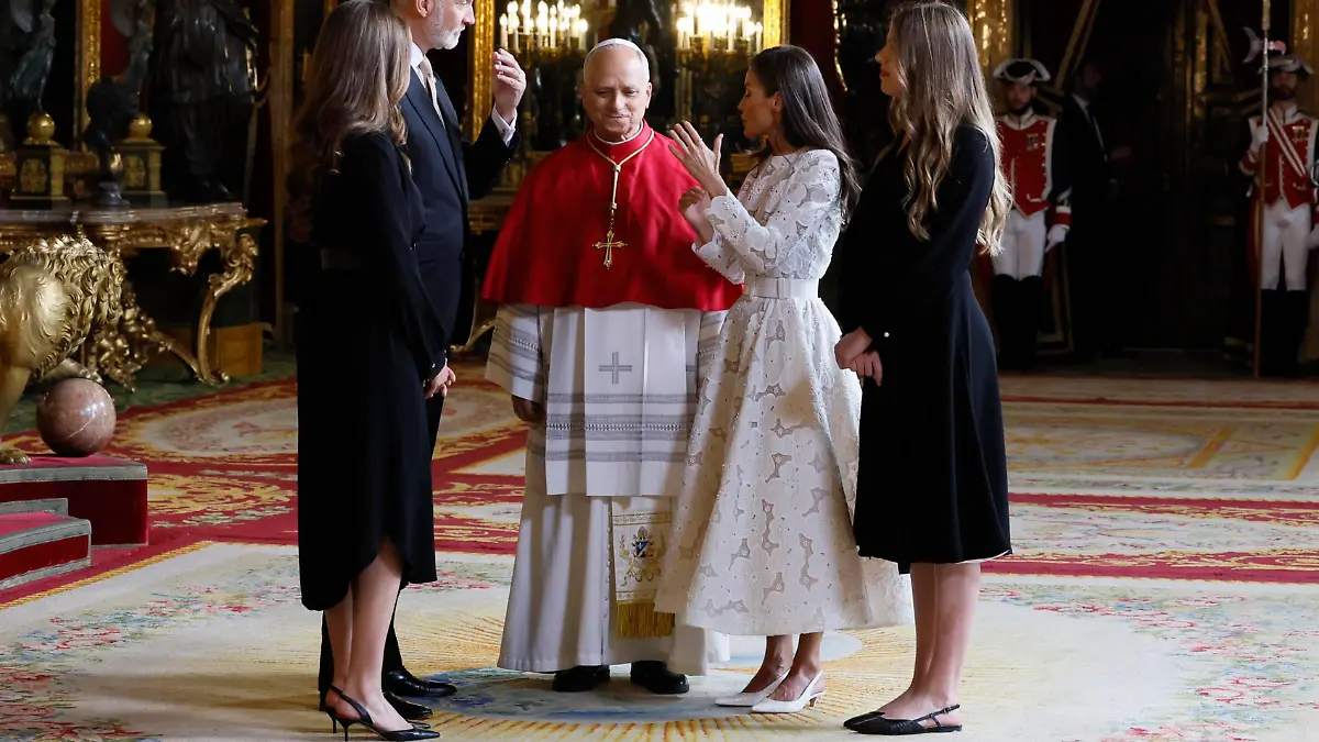 Während die Thronfolgerin Leonor (l.) Absätze trug, wählte Sofía flache Schuhe.