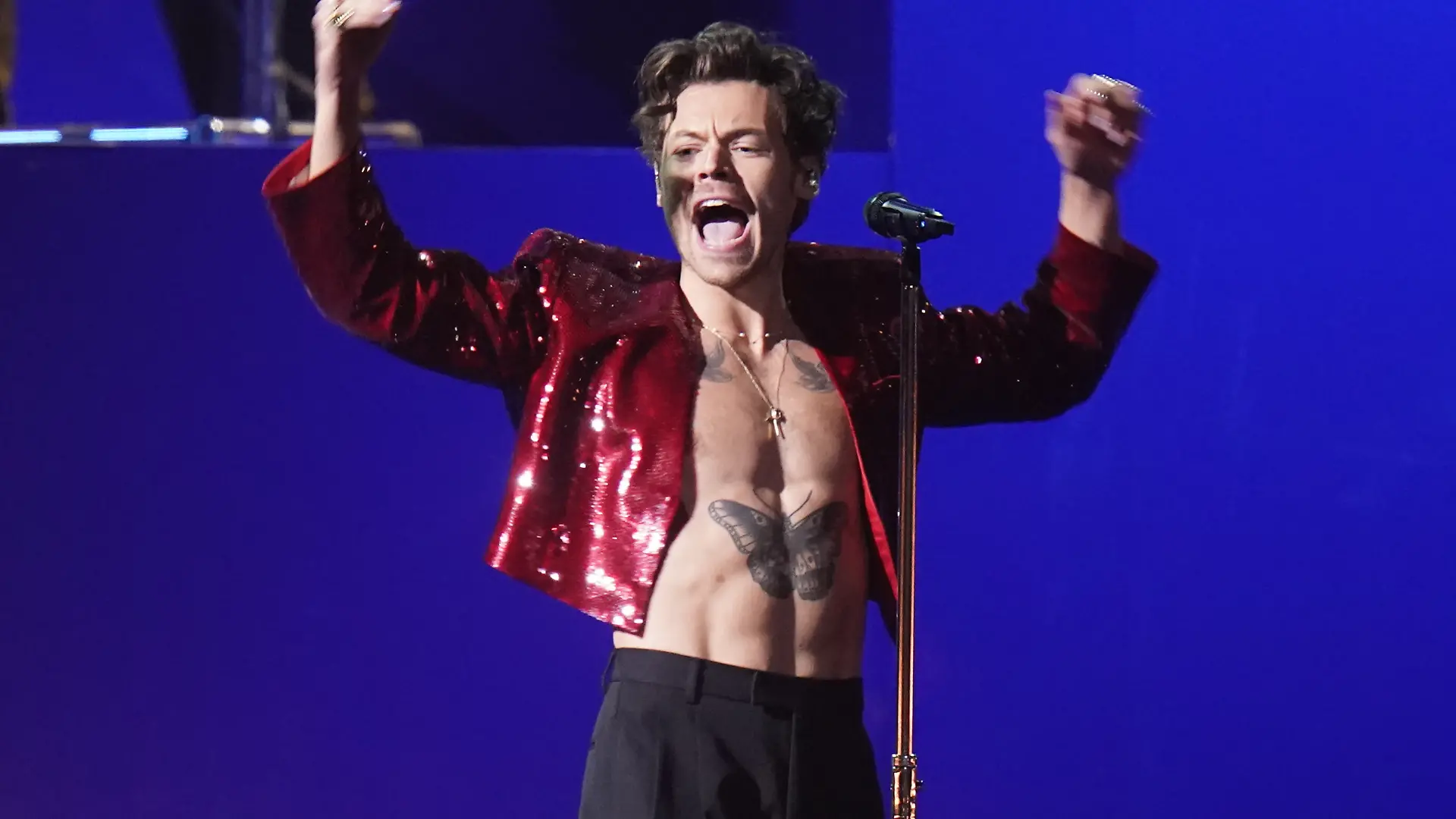 Harry Styles hat mit einer besoderen Aktion für einen Run auf eine Tageszeitung gesorgt.