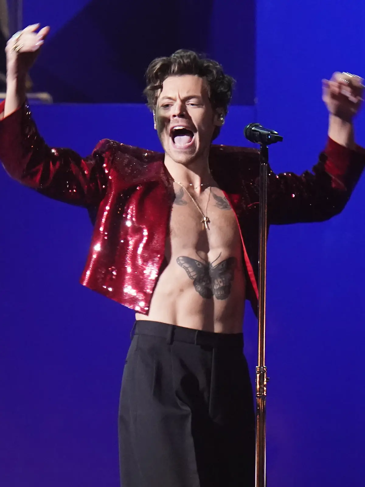 Harry Styles hat mit einer besoderen Aktion für einen Run auf eine Tageszeitung gesorgt.