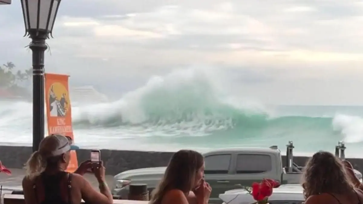 Gigantische Wellen krachen gegen Restaurant – Gäste schreien auf! Naturgewalt auf Hawaii