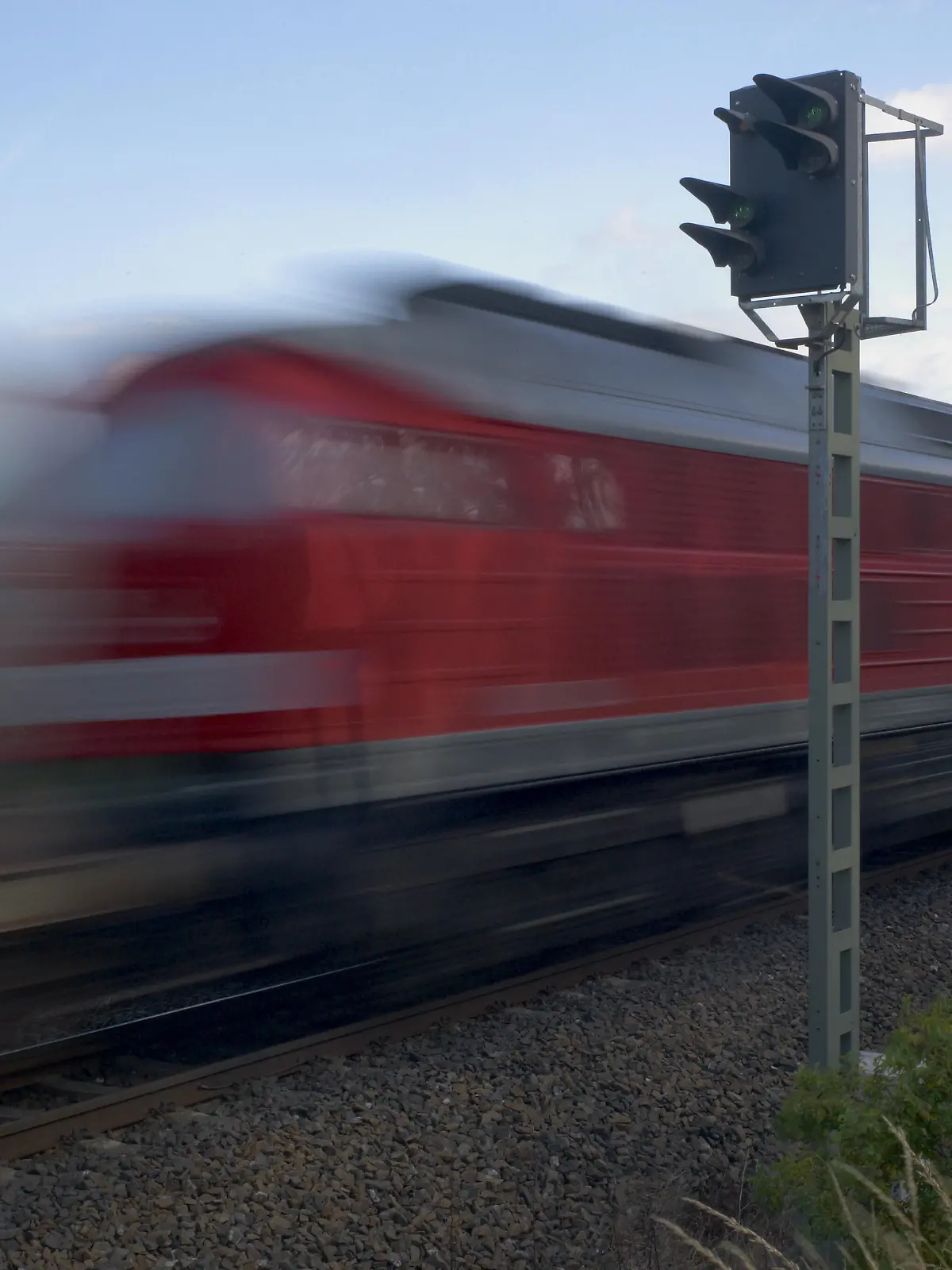 Ein Autofahrer stirbt nach einer Kollision mit einer Güterlok. (Symbolbild)