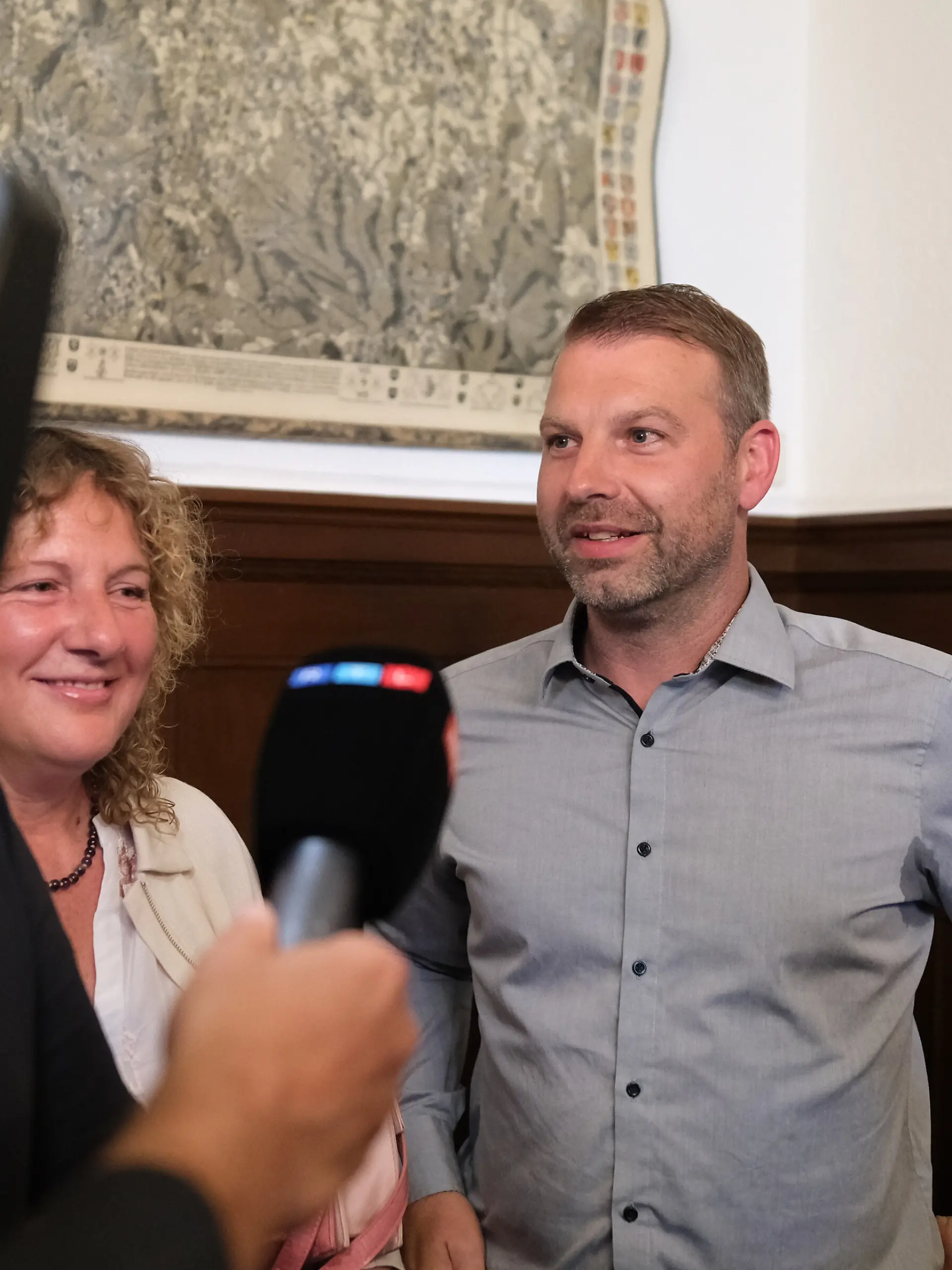 Marcus Hoffmann (CDU), Kandidat für das Amt des Oberbürgermeisters von Aue-Bad-Schlema gibt lächelnd ein Interview. Er konnte sich im zweiten Wahlgang gegen den Kandidaten der Freien Sachsen durchsetzen.