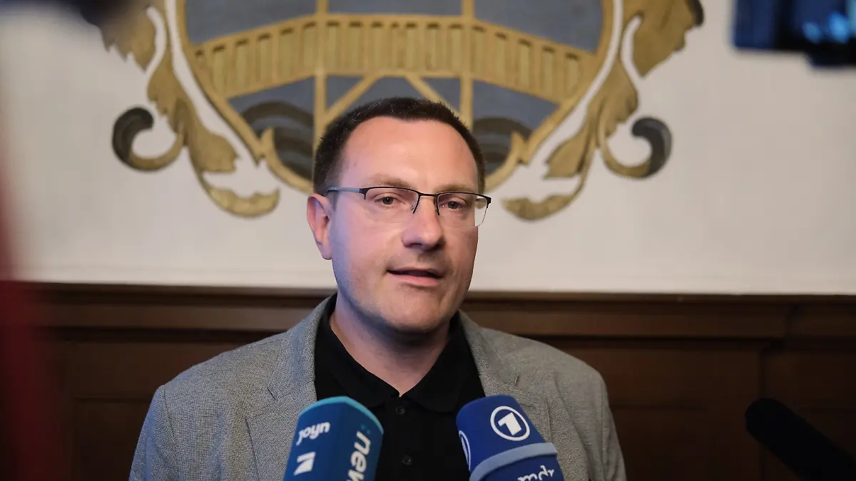 Stefan Hartung (Freie Sachsen), Kandidat für das Amt des Oberbürgermeisters von Aue-Bad-Schlema, gibt nach seiner Niederlage ein Interview. Er konnte sich im zweiten Wahlgang nicht gegen den Kandidaten der CDU durchsetzen.
