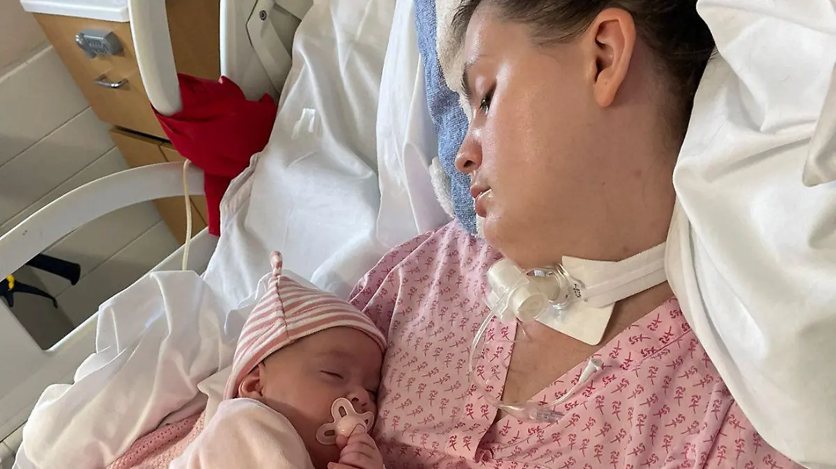 SONDERKONDITIONEN: Satzpreis!
Emma and Ophelia in the hospital. See SWNS story SWLNcoma. A woman 'left trapped in her own body' after a brain tumour burst has vowed to return home to be with the baby girl she gave birth to while in a coma. Heavily-pregnant Emma Taylor, 33, was placed in an induced coma before giving birth to daughter Ophelia by emergency caesarean in October last year. She emerged from it three months later, but is still in an NHS rehab centre after surgery to remove a burst tumour which caused her paralysis. / action press