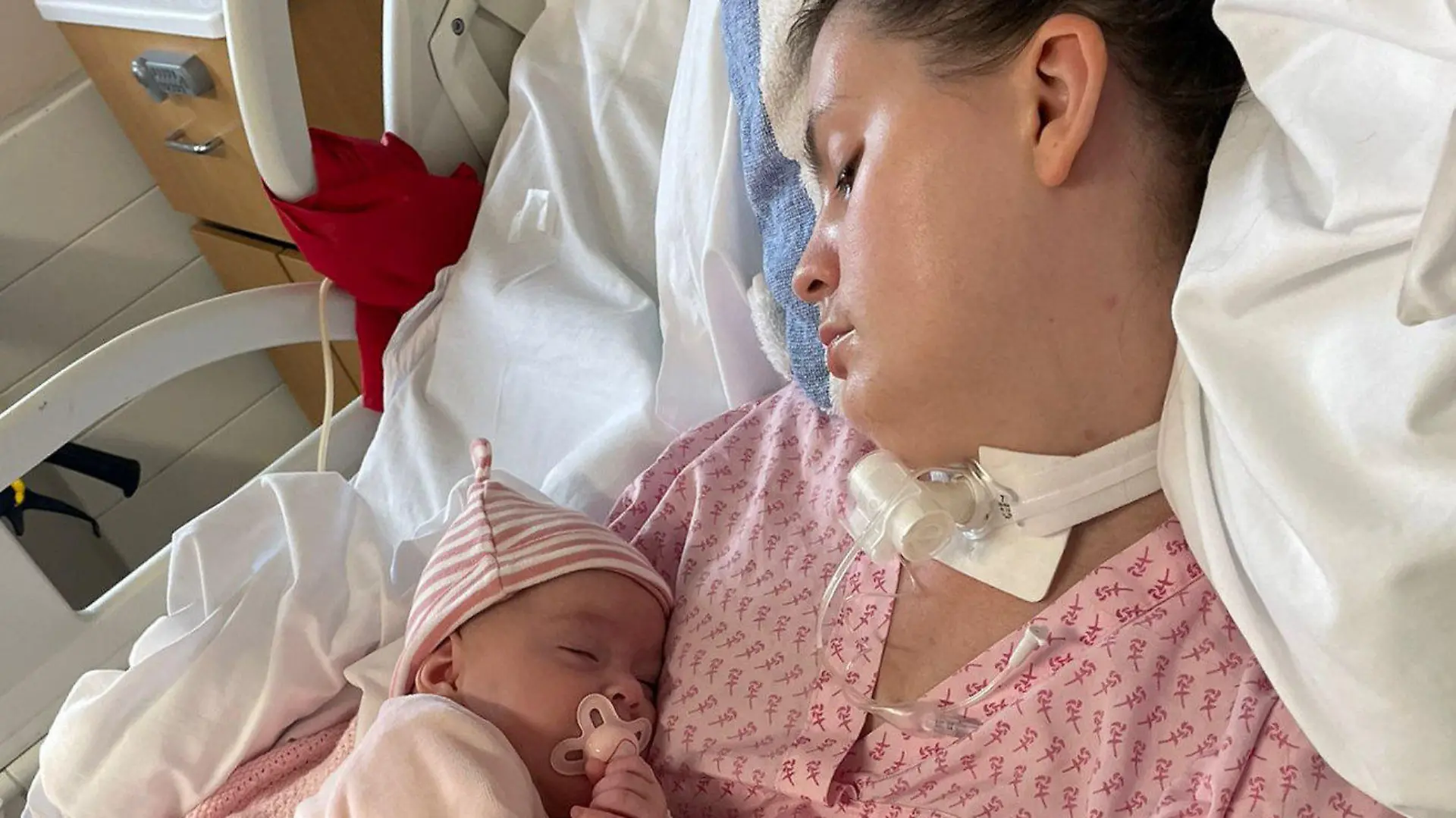 SONDERKONDITIONEN: Satzpreis!
Emma and Ophelia in the hospital. See SWNS story SWLNcoma. A woman 'left trapped in her own body' after a brain tumour burst has vowed to return home to be with the baby girl she gave birth to while in a coma. Heavily-pregnant Emma Taylor, 33, was placed in an induced coma before giving birth to daughter Ophelia by emergency caesarean in October last year. She emerged from it three months later, but is still in an NHS rehab centre after surgery to remove a burst tumour which caused her paralysis.  / action press