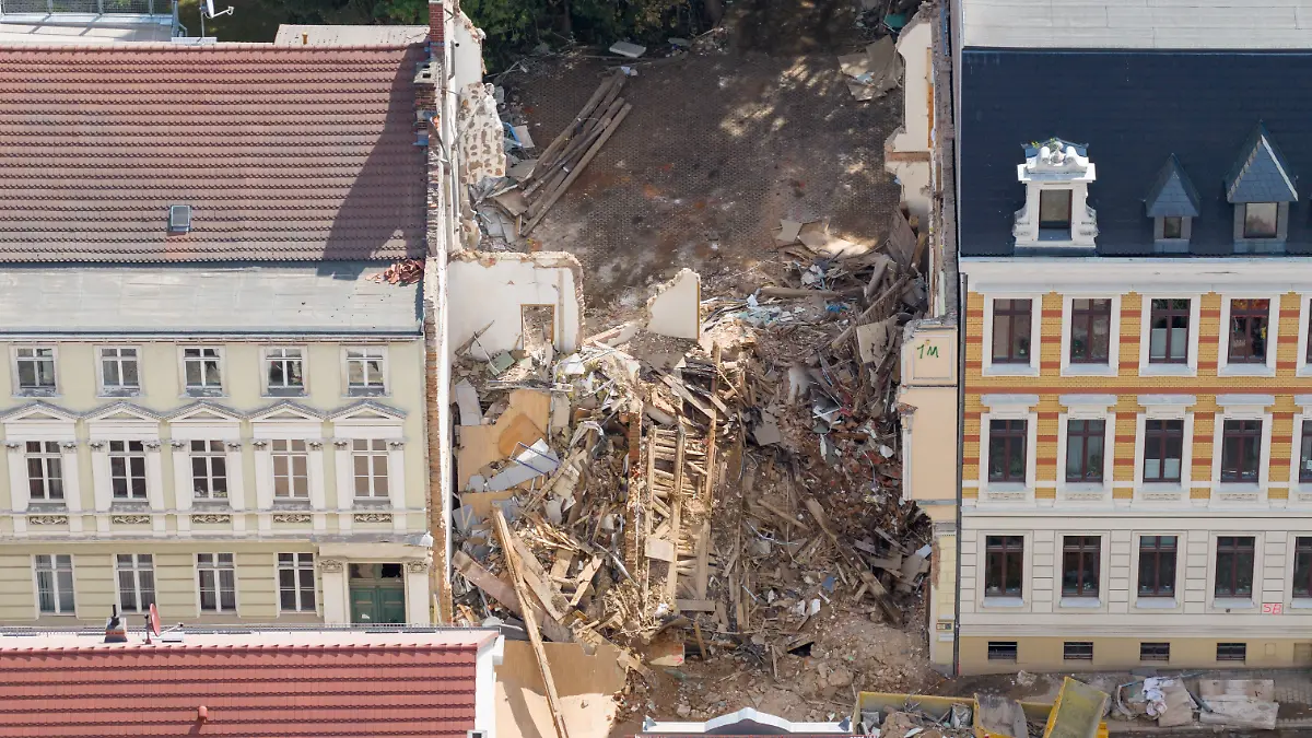 Die Überreste eines eingestürzten Gründerzeithaus (Aufnahme mit einer Drohne). Gut drei Wochen nach dem Einsturz eines Hauses im sächsischen Görlitz mit drei Toten hat die Polizei zwei Tatverdächtige. (zu dpa: «Zwei Festnahmen nach Hauseinsturz in Görlitz») +++ dpa-Bildfunk +++