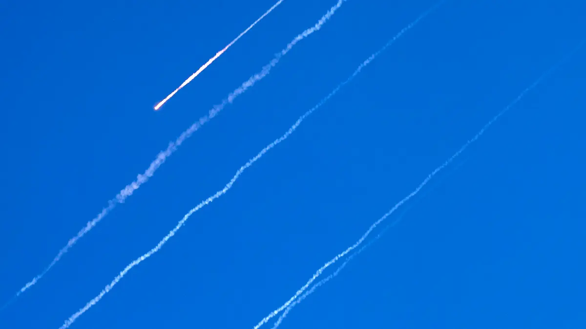 News Bilder des Tages Iranian ballistic missiles over the skies near Jerusalem in two salvos of missiles shot from Iran into Israel following the huge American attacks on Iranian nuclear facilities on June 22, 2025. PUBLICATIONxINxGERxSUIxAUTxHUNxONLY ISR20250622005 JimxHollander