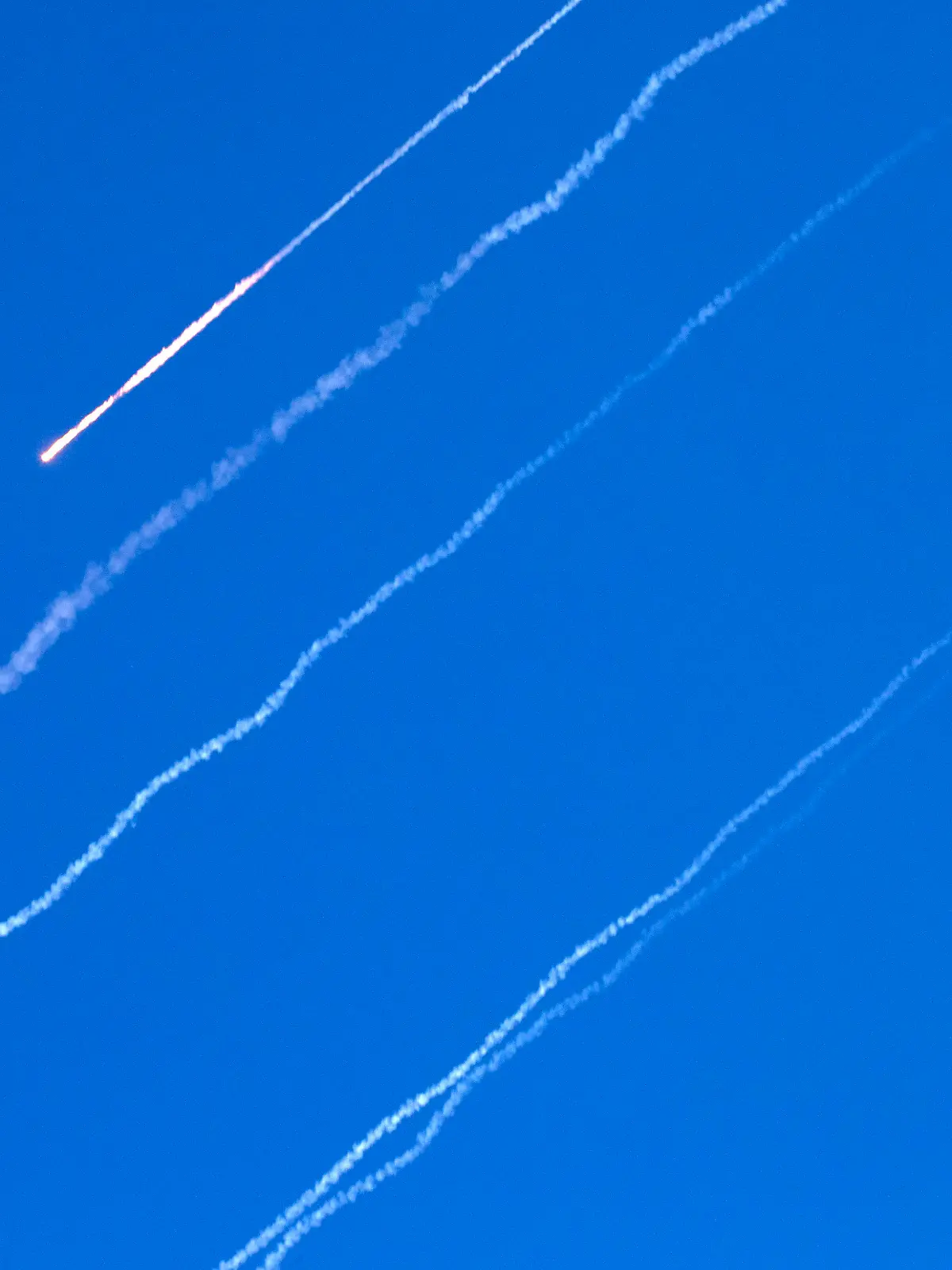News Bilder des Tages Iranian ballistic missiles over the skies near Jerusalem in two salvos of missiles shot from Iran into Israel following the huge American attacks on Iranian nuclear facilities on June 22, 2025. PUBLICATIONxINxGERxSUIxAUTxHUNxONLY ISR20250622005 JimxHollander