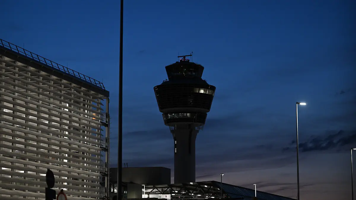 Der Tower des Münchner Flughafens. Am Flughafen München ist der Flugbetrieb teilweise eingestellt worden.