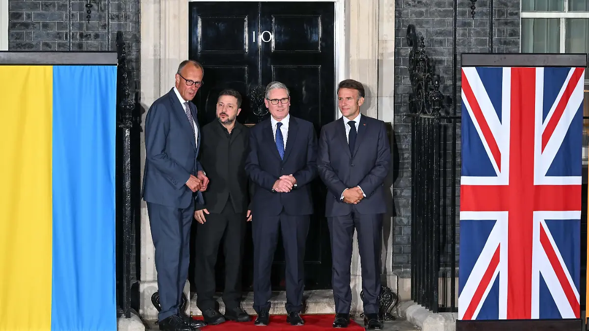 LONDON, UNITED KINGDOM - JUNE 07: British Prime Minister Keir Starmer , French President Emmanuel Macron, German Chancellor Friedrich Merz and Ukrainian President Volodymyr Zelenskyy chat on the 10 Downing Street doorstep as they say goodbye after their meeting in London, United Kingdom on June 07, 2026. Rasid Necati Aslim / Anadolu