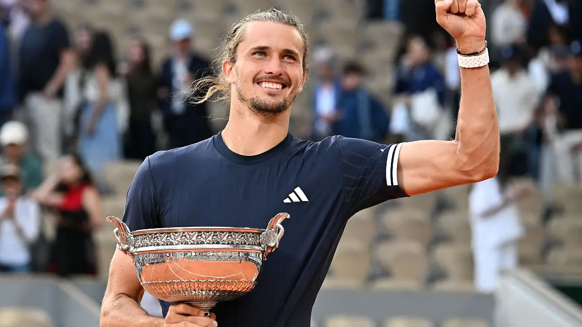 Alexander Zverev jubelt mit dem Pokal für den French-Open-Sieg in den Händen