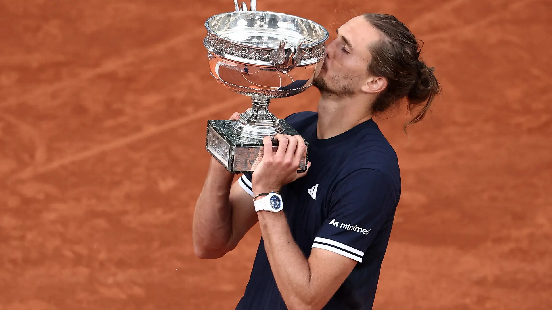 Tennis - French Open - Roland Garros, Paris, France - June 7, 2026 Germany's Alexander Zverev kisses the trophy as he celebrates winning the final against Italy's Flavio Cobolli REUTERS/Guglielmo Mangiapane