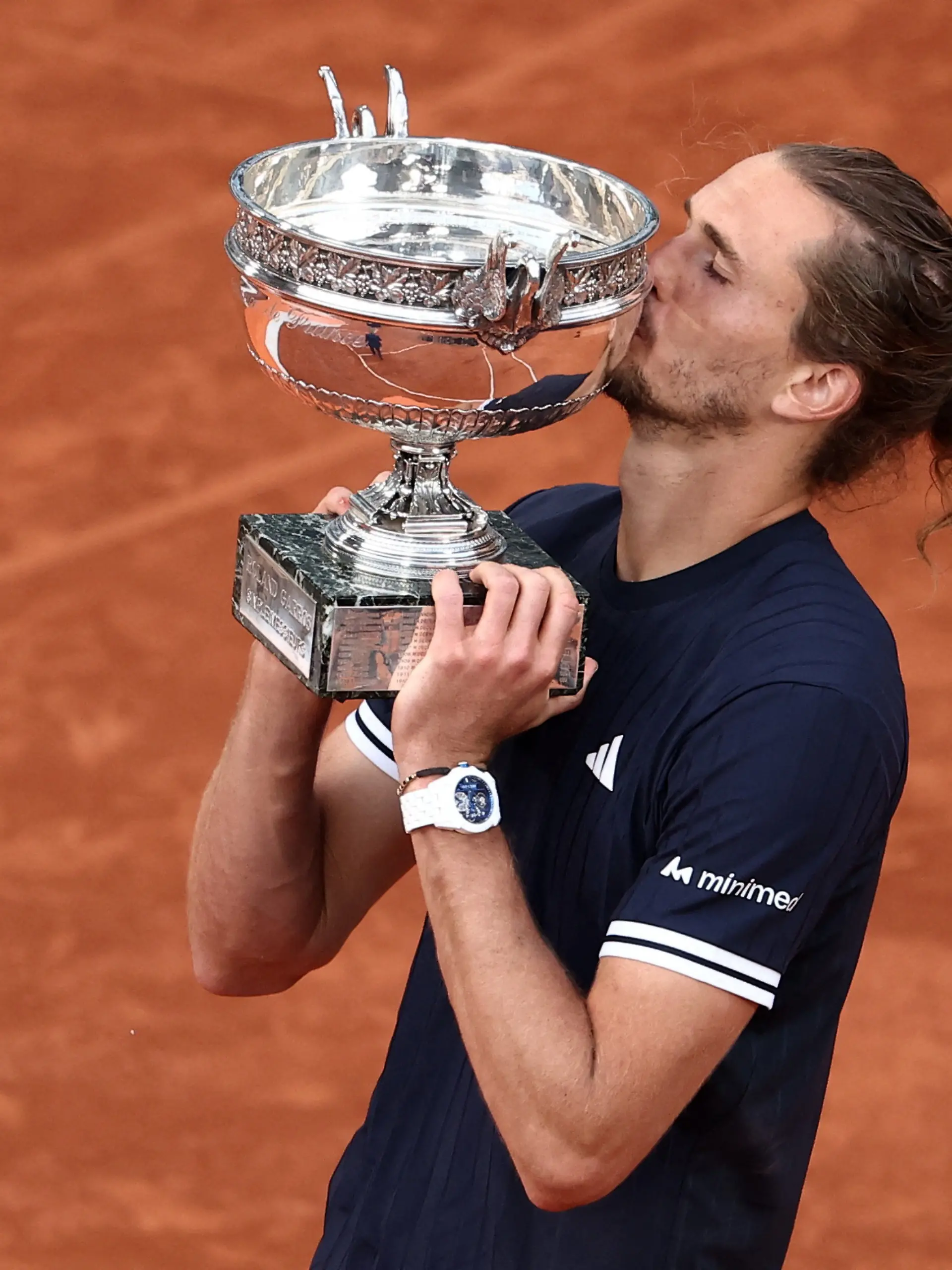Tennis - French Open - Roland Garros, Paris, France - June 7, 2026 Germany's Alexander Zverev kisses the trophy as he celebrates winning the final against Italy's Flavio Cobolli REUTERS/Guglielmo Mangiapane