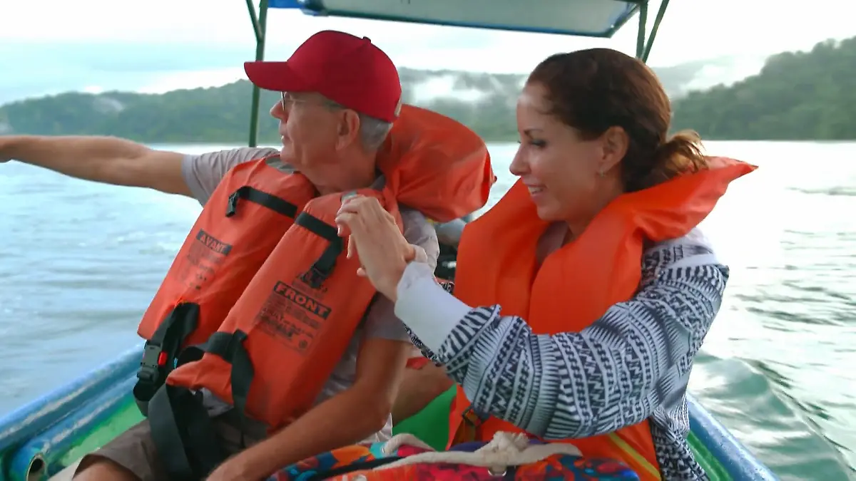 Mathias zeigt Belina zum Ende der Hofwochen einen ganz besonderen Ort Traumstrand in Costa Rica