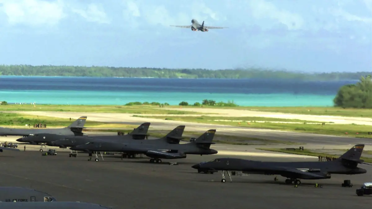 Das Britische Territorium im Indischen Ozean (BIOT) oder die Chagos Inseln (früher Ölinseln) sind ein Überseegebiet des Vereinigten Königreichs im Indischen Ozean, auf halbem Weg zwischen Afrika und Indonesien. Das Gebiet besteht aus einer Gruppe von sieben Atollen mit mehr als 60 einzelnen Inseln, die etwa 500 Kilometer südlich des Malediven Archipels liegen. Die größte Insel ist Diego Garcia (Fläche 44 km im Quadrat), auf der sich eine gemeinsame Militäreinrichtung des Vereinigten Königreichs und der Vereinigten Staaten befindet. Nach der Vertreibung der einheimischen Bevölkerung (Chagossianer) in den 1960er Jahren sind die einzigen Einwohner US amerikanische und britische Militärangehörige und damit verbundene Auftragnehmer, die zusammen etwa 4.000 Personen zählen (Zahlen von 2004)
