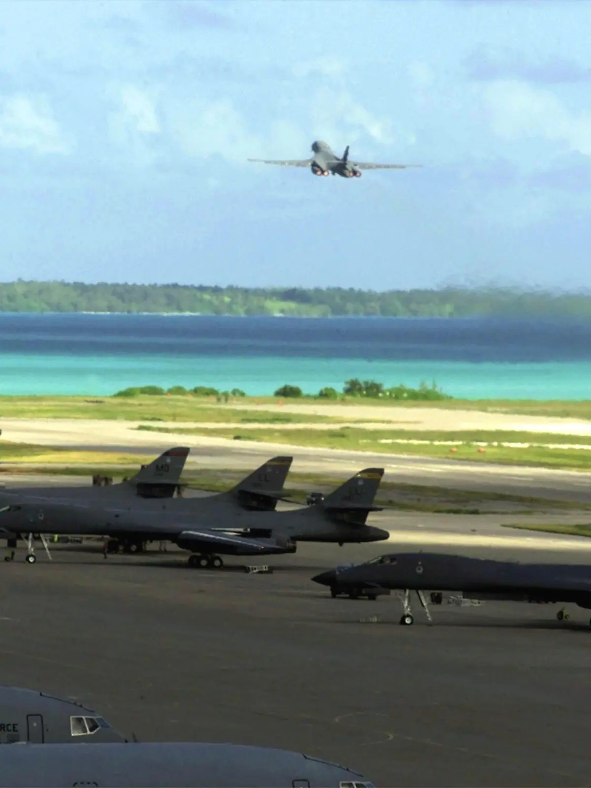 Das Britische Territorium im Indischen Ozean (BIOT) oder die Chagos Inseln (früher Ölinseln) sind ein Überseegebiet des Vereinigten Königreichs im Indischen Ozean, auf halbem Weg zwischen Afrika und Indonesien. Das Gebiet besteht aus einer Gruppe von sieben Atollen mit mehr als 60 einzelnen Inseln, die etwa 500 Kilometer südlich des Malediven Archipels liegen. Die größte Insel ist Diego Garcia (Fläche 44 km im Quadrat), auf der sich eine gemeinsame Militäreinrichtung des Vereinigten Königreichs und der Vereinigten Staaten befindet. Nach der Vertreibung der einheimischen Bevölkerung (Chagossianer) in den 1960er Jahren sind die einzigen Einwohner US amerikanische und britische Militärangehörige und damit verbundene Auftragnehmer, die zusammen etwa 4.000 Personen zählen (Zahlen von 2004)