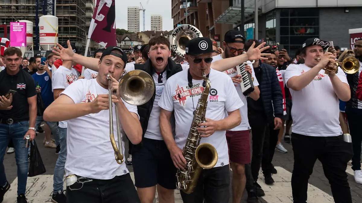 Football Fans Arrive At Wembley Stadium For England Vs Italy Euro 2020 Final In London LONDON, UNITED KINGDOM - JULY 11, 2021: England football fans arrive at Wembley Stadium ahead of England match against Italy in the final of Euro 2020 Championship on July 11, 2021 in London, England. The capacity for the final at Wembley has been increased to 65,000 fans making it the biggest crowd at an event in the UK since the outbreak of Covid-19 pandemic as England national team, Nationalteam reaches its first tournament final since the 1966 World Cup. London Greater London United Kingdom szymanowicz-football210711_nprAd PUBLICATIONxNOTxINxFRA Copyright: xWIktorxSzymanowiczx