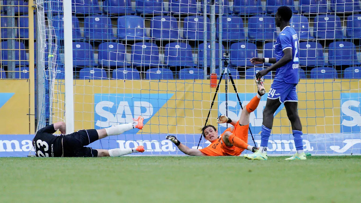 Aalens Nr. 23 Steffen Kienle prallt mit dem Torpfosten zusammen und bleibt regungslos liegen TSG Hoffenheim II vs. VfR Aalen, Fussball, Regionalliga Suedwest, Spieltag 32, 12.05.2023 TSG Hoffenheim II vs. VfR Aalen, Fussball, Regionalliga Suedwest, Spieltag 32, 12.05.2023 Hoffenheim *** Aalens Nr 23 Steffen Kienle collides with the goal post and remains motionless TSG Hoffenheim II vs VfR Aalen, Football, Regionalliga Suedwest, Matchday 32, 12 05 2023 TSG Hoffenheim II vs VfR Aalen, Football, Regionalliga Suedwest, Matchday 32, 12 05 2023 Hoffenheim Copyright: xEibner-Pressefoto/UwexGruenx EP_EER