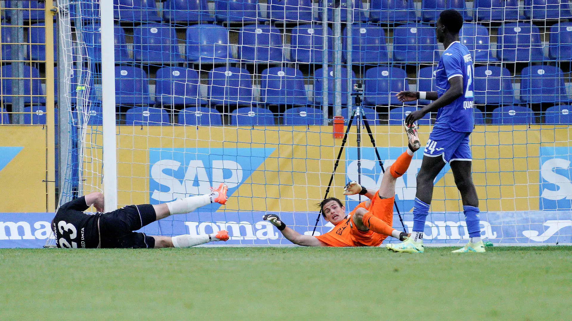 Aalens Nr. 23 Steffen Kienle prallt mit dem Torpfosten zusammen und bleibt regungslos liegen TSG Hoffenheim II vs. VfR Aalen, Fussball, Regionalliga Suedwest, Spieltag 32, 12.05.2023 TSG Hoffenheim II vs. VfR Aalen, Fussball, Regionalliga Suedwest, Spieltag 32, 12.05.2023 Hoffenheim *** Aalens Nr 23 Steffen Kienle collides with the goal post and remains motionless TSG Hoffenheim II vs VfR Aalen, Football, Regionalliga Suedwest, Matchday 32, 12 05 2023 TSG Hoffenheim II vs VfR Aalen, Football, Regionalliga Suedwest, Matchday 32, 12 05 2023 Hoffenheim Copyright: xEibner-Pressefoto/UwexGruenx EP_EER