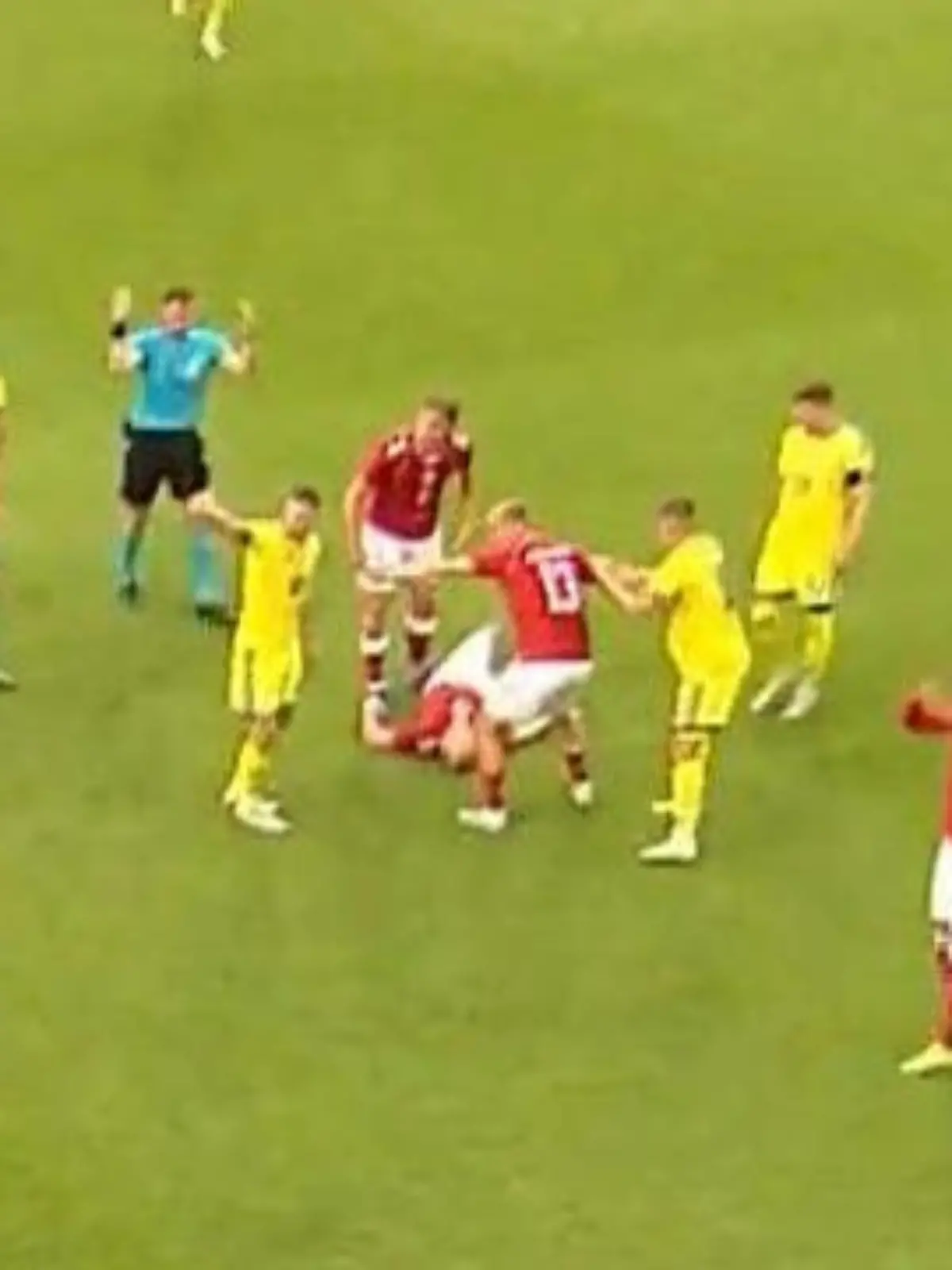 Bild zu: "Schockmoment auf dem Spielfeld! Dänen-Star Christian Eriksen bricht erneut zusammen"