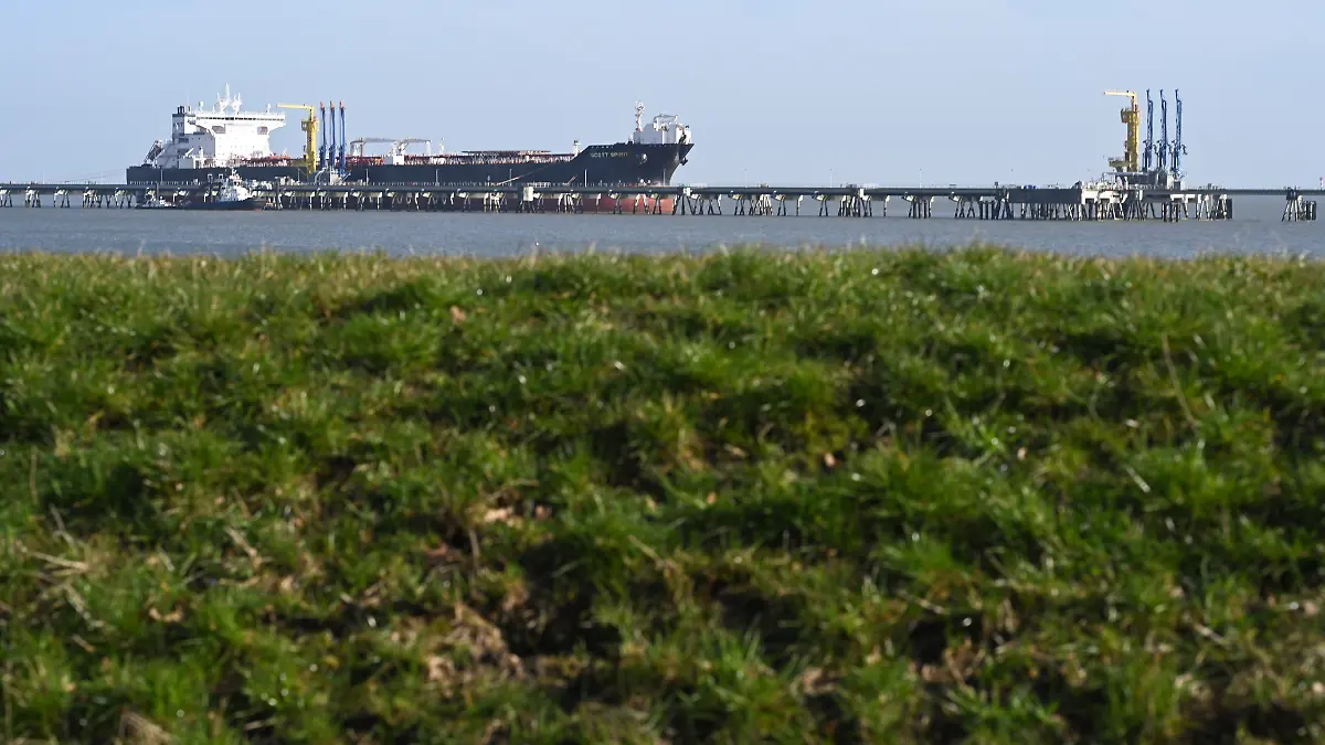 Der Rohöltanker «Scott Spirit» unter der Flagge der Bahamas liegt an der Tankerlöschbrücke der Nord-West Oelleitung GmbH (NWO) im Hafen von Wilhelmshaven. Das rund 249 Meter lange Schiff liefert Rohöl an, das über Pipelines und Tanklager weitertransportiert wird; die Anlagen sind Teil der Energieinfrastruktur in Deutschland.