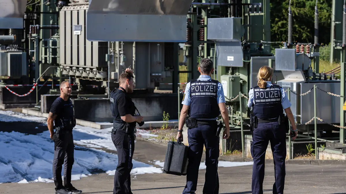 Einsatzkräfte der Polizei stehen im Rahmen der Ermittlungen im Umspannwerk. Nach einem großflächigen Stromausfall in Reutlingen stehen Polizeikräfte auf dem Gelände eines Umspannwerks, in dem es in der Nacht gebrannt hatte. +++ dpa-Bildfunk +++