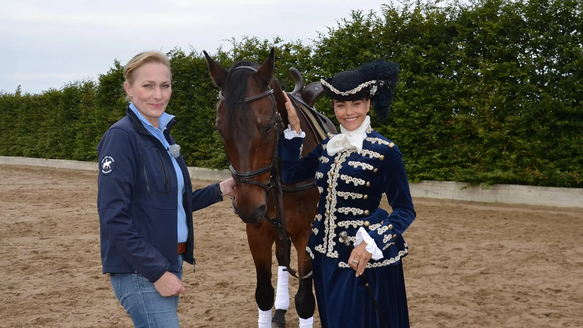 TG1 - Damensattel - VOX-DOCMA TV - hundkatzemaus-Reporterin Diana Eichhorn mit Bettina Keil-Steentjes der 1. Vorsitzenden des Reiten im Damensattel-Vereins