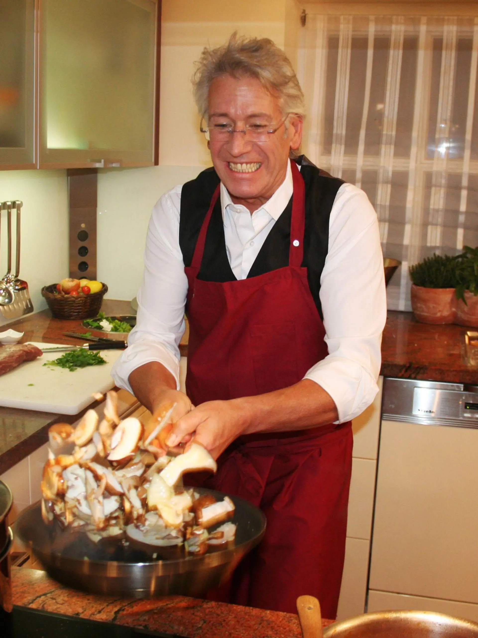 Recht schwungvoll geht es am vierten Abend bei Gastgeber Rudi (53) zu. Für seine Vorspeise "Capeletti mit Edelpilzen und Salbeibutter" läuft die Vorbereitung bereits auf Hochtouren!