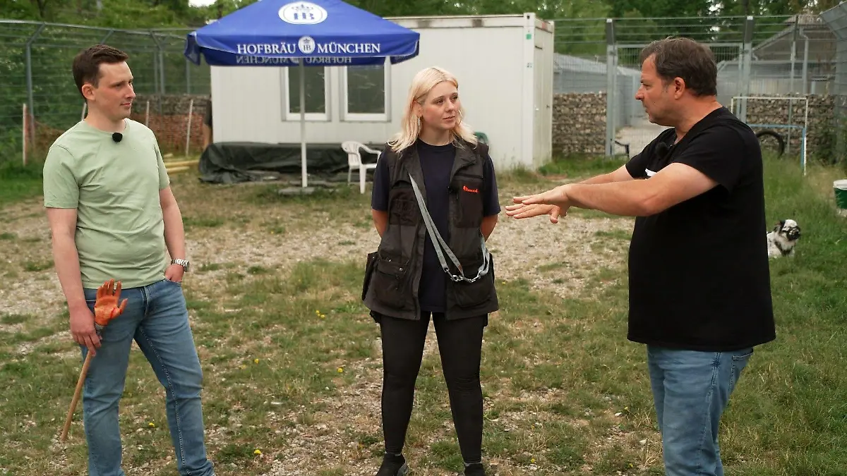 V.l.: Hundetrainer Marcel Wunderlich, Pflegerin Sabrina Bock und Martin Rütter
+++ Die Verwendung des sendungsbezogenen Materials ist nur mit dem Hinweis und Verlinkung auf RTL+ gestattet. +++