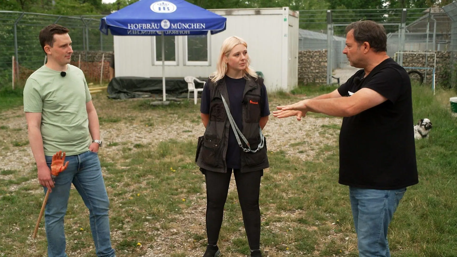 V.l.: Hundetrainer Marcel Wunderlich, Pflegerin Sabrina Bock und Martin Rütter
+++ Die Verwendung des sendungsbezogenen Materials ist nur mit dem Hinweis und Verlinkung auf RTL+ gestattet. +++