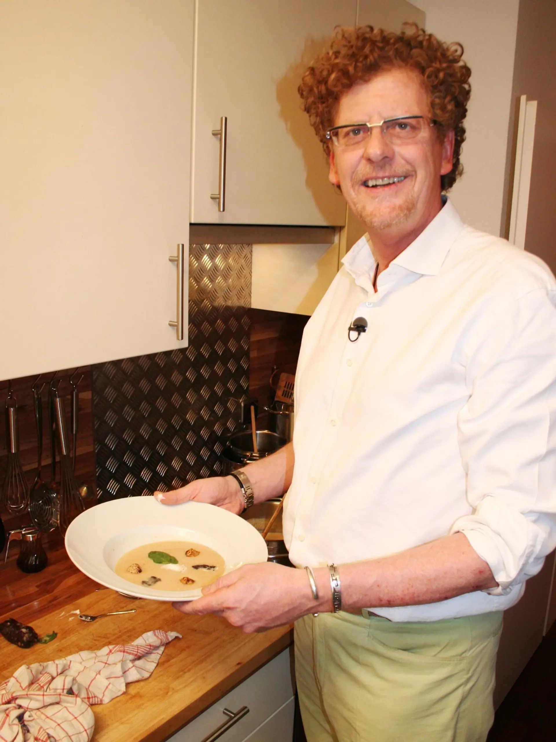 Gastgeber Peter (47) scheint zufrieden mit seinem Vorspeisen-Süppchen. Doch sehen das seine Gäste genauso?