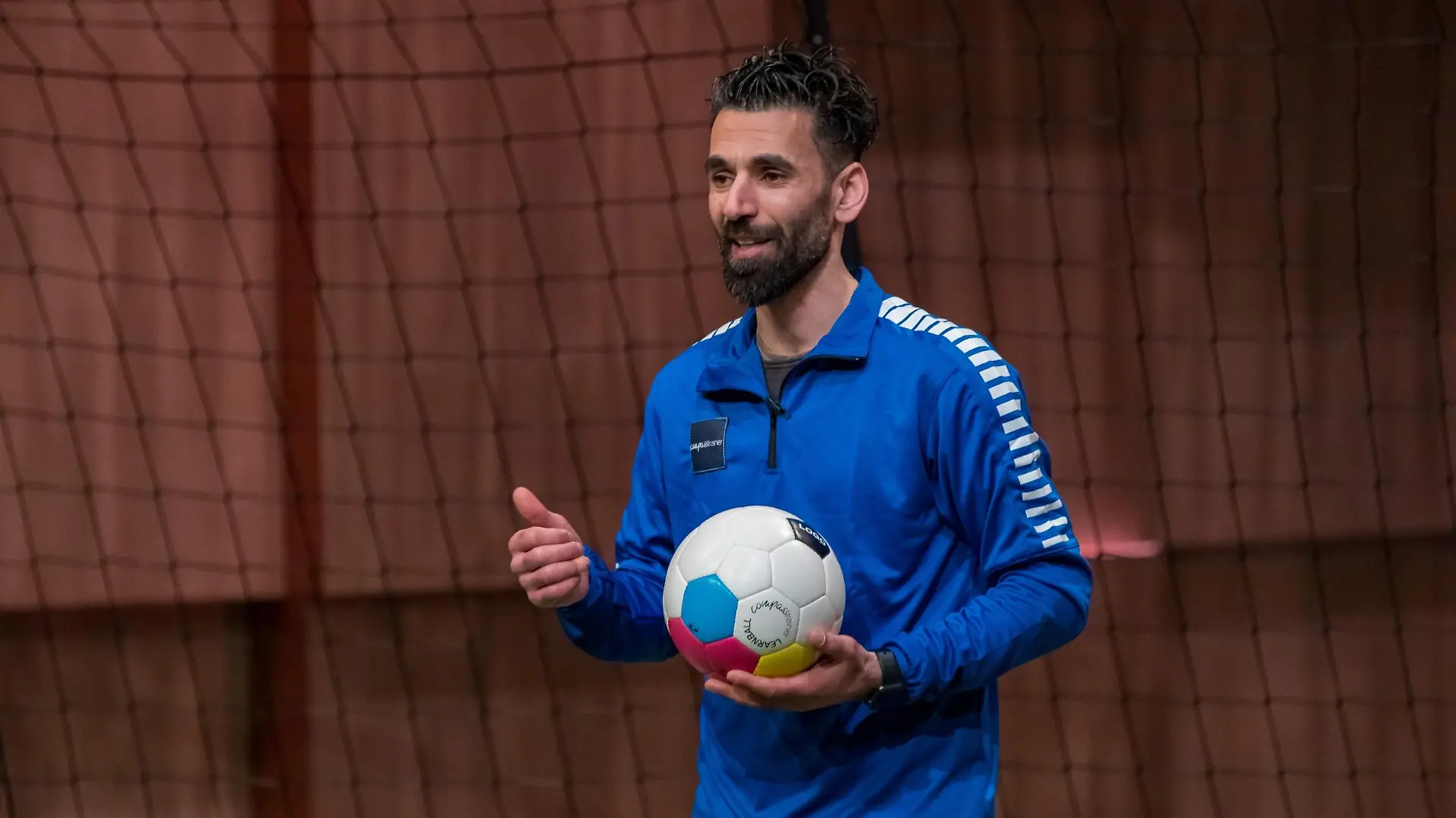 Devran Sezek präsentiert mit _compasstrainer" eine Ausrüstung zum Erlernen von Schüssen und Pässen im Fußball. Er erhofft sich ein Investment von 150.000 Euro für 20 Prozent der Anteile an seinem Unternehmen. Die Verwendung des sendungsbezogenen Materials ist nur mit dem Hinweis und Verlinkung auf TVNOW gestattet.