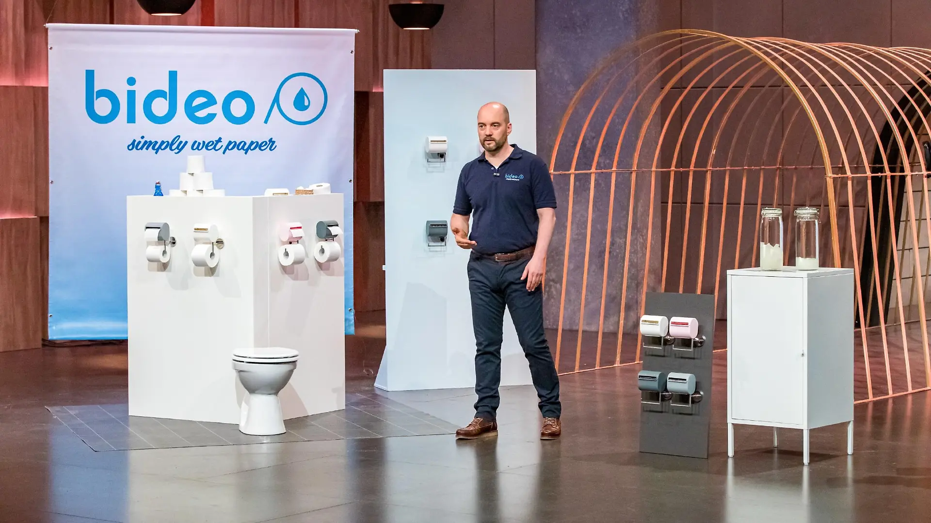 Thorsten Homma aus Elmenhorst präsentiert mit _Bideo_ einen Toilettenpapier-Befeuchter, Er erhofft sich ein Investment von 100.000 Euro für 20 Prozent der Anteile an seinem Unternehmen. Die Verwendung des sendungsbezogenen Materials ist nur mit dem Hinweis und Verlinkung auf TVNOW gestattet.
