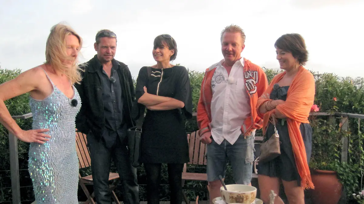 V.l.: Gastgeberin Bea (44), Carl (37), Sunny (39), Dieter (52) und Irena (30).