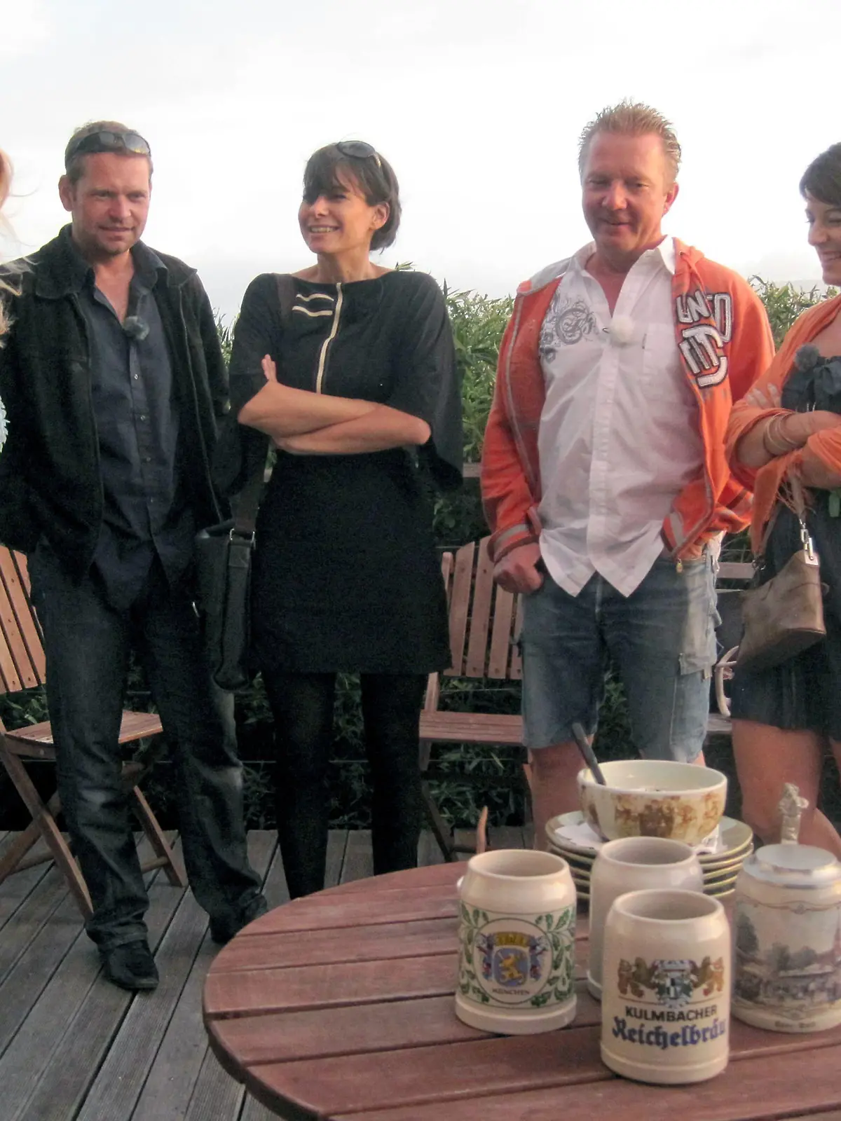 V.l.: Gastgeberin Bea (44), Carl (37), Sunny (39), Dieter (52) und Irena (30).
