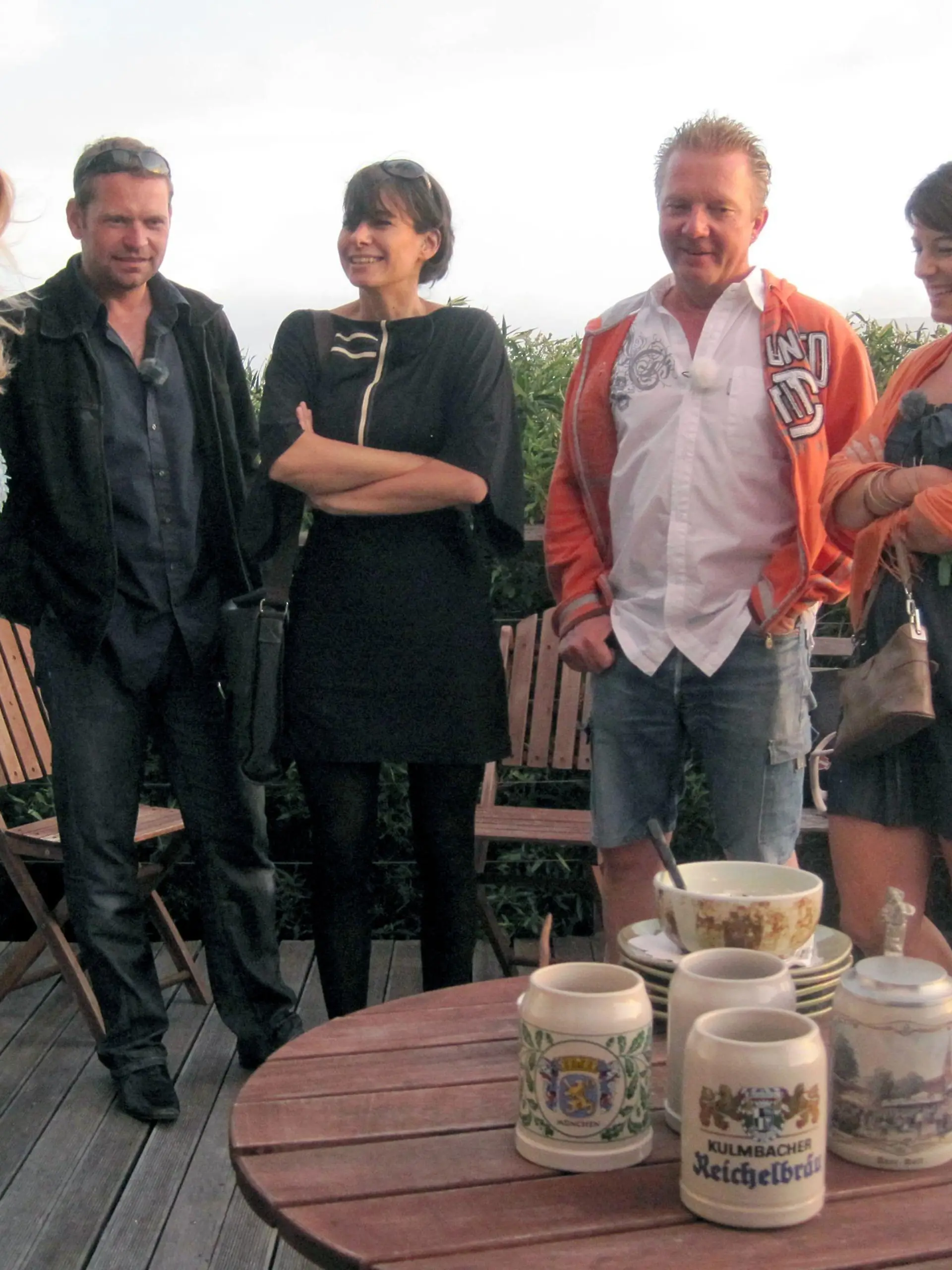 V.l.: Gastgeberin Bea (44), Carl (37), Sunny (39), Dieter (52) und Irena (30).