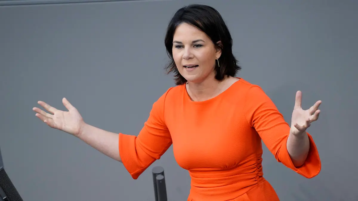236. Sitzung des Deutschen Bundestag Plenum und Debatte Aktuell, 24.06.2021, Berlin, Annalena Baerbock die Kanzlerkandidatin der Gruenen gestikuliert sehr stark bei ihrer Rede nach derRegierungserklaerung zum Europaeischen Rat bei der 236. Sitzung des Deutschen Bundestag in Berlin Berlin Berlin Deutschland *** 236 Session of the German Bundestag Plenary and Debate Current, 24 06 2021, Berlin, Annalena Baerbock the candidate for chancellor of the Greens gestures very strongly during her speech after the government declaration on the European Council at the 236 Session of the German Bundestag in Berlin Berlin Germany