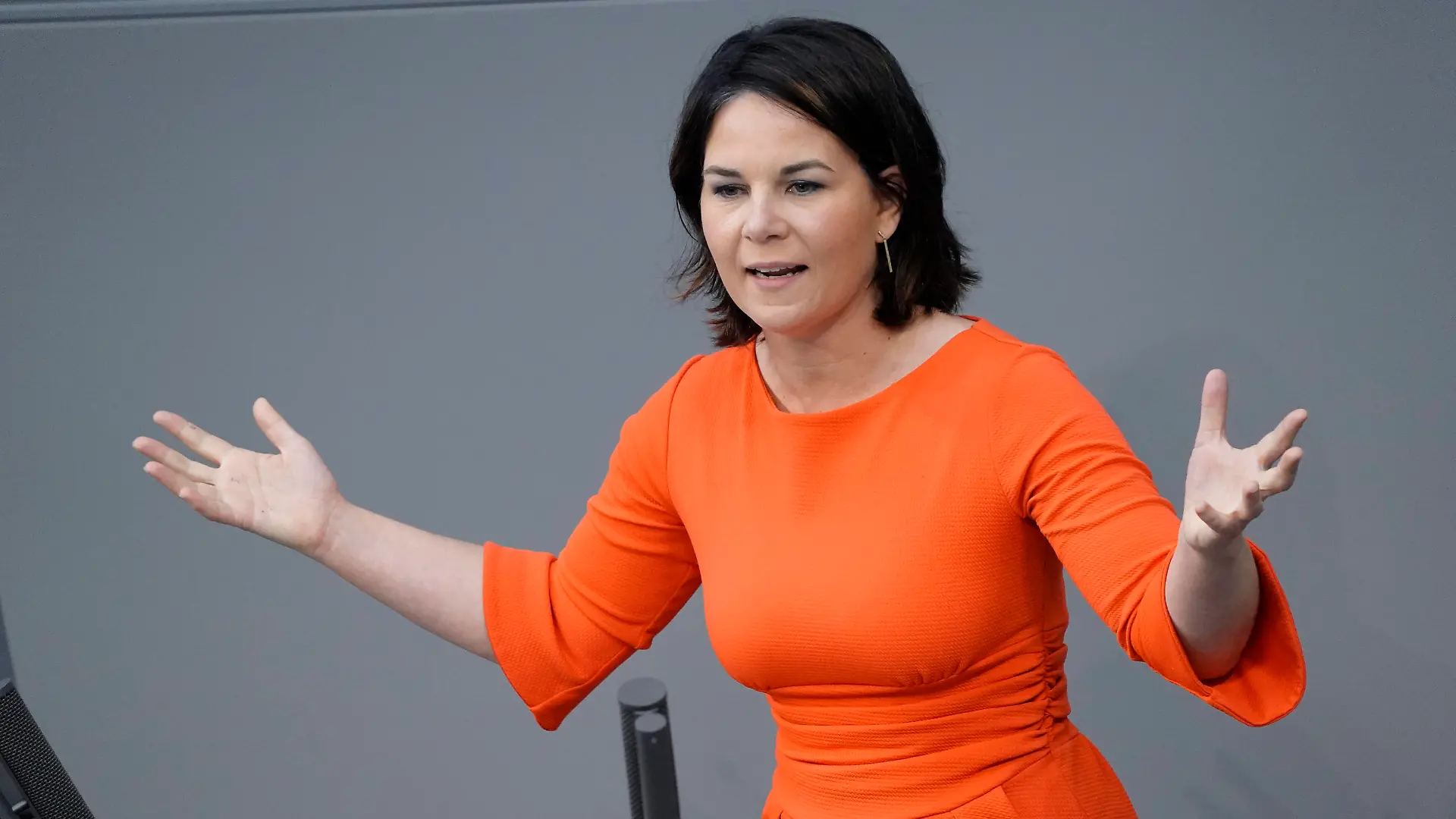 236. Sitzung des Deutschen Bundestag Plenum und Debatte Aktuell, 24.06.2021, Berlin, Annalena Baerbock die Kanzlerkandidatin der Gruenen gestikuliert sehr stark bei ihrer Rede nach derRegierungserklaerung zum Europaeischen Rat bei der 236. Sitzung des Deutschen Bundestag in Berlin Berlin Berlin Deutschland *** 236 Session of the German Bundestag Plenary and Debate Current, 24 06 2021, Berlin, Annalena Baerbock the candidate for chancellor of the Greens gestures very strongly during her speech after the government declaration on the European Council at the 236 Session of the German Bundestag in Berlin Berlin Germany 