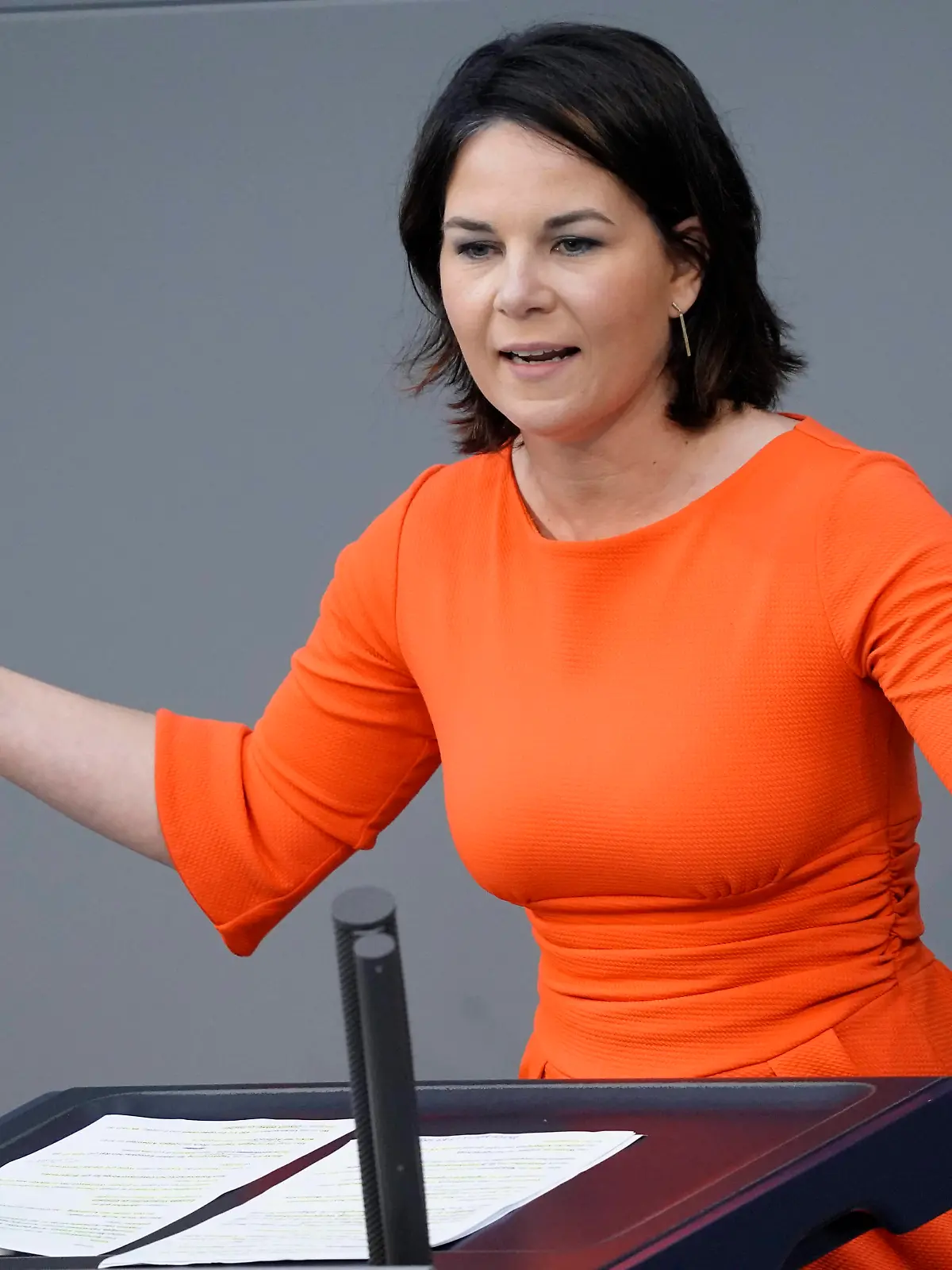 236. Sitzung des Deutschen Bundestag Plenum und Debatte Aktuell, 24.06.2021, Berlin, Annalena Baerbock die Kanzlerkandidatin der Gruenen gestikuliert sehr stark bei ihrer Rede nach derRegierungserklaerung zum Europaeischen Rat bei der 236. Sitzung des Deutschen Bundestag in Berlin Berlin Berlin Deutschland *** 236 Session of the German Bundestag Plenary and Debate Current, 24 06 2021, Berlin, Annalena Baerbock the candidate for chancellor of the Greens gestures very strongly during her speech after the government declaration on the European Council at the 236 Session of the German Bundestag in Berlin Berlin Germany 