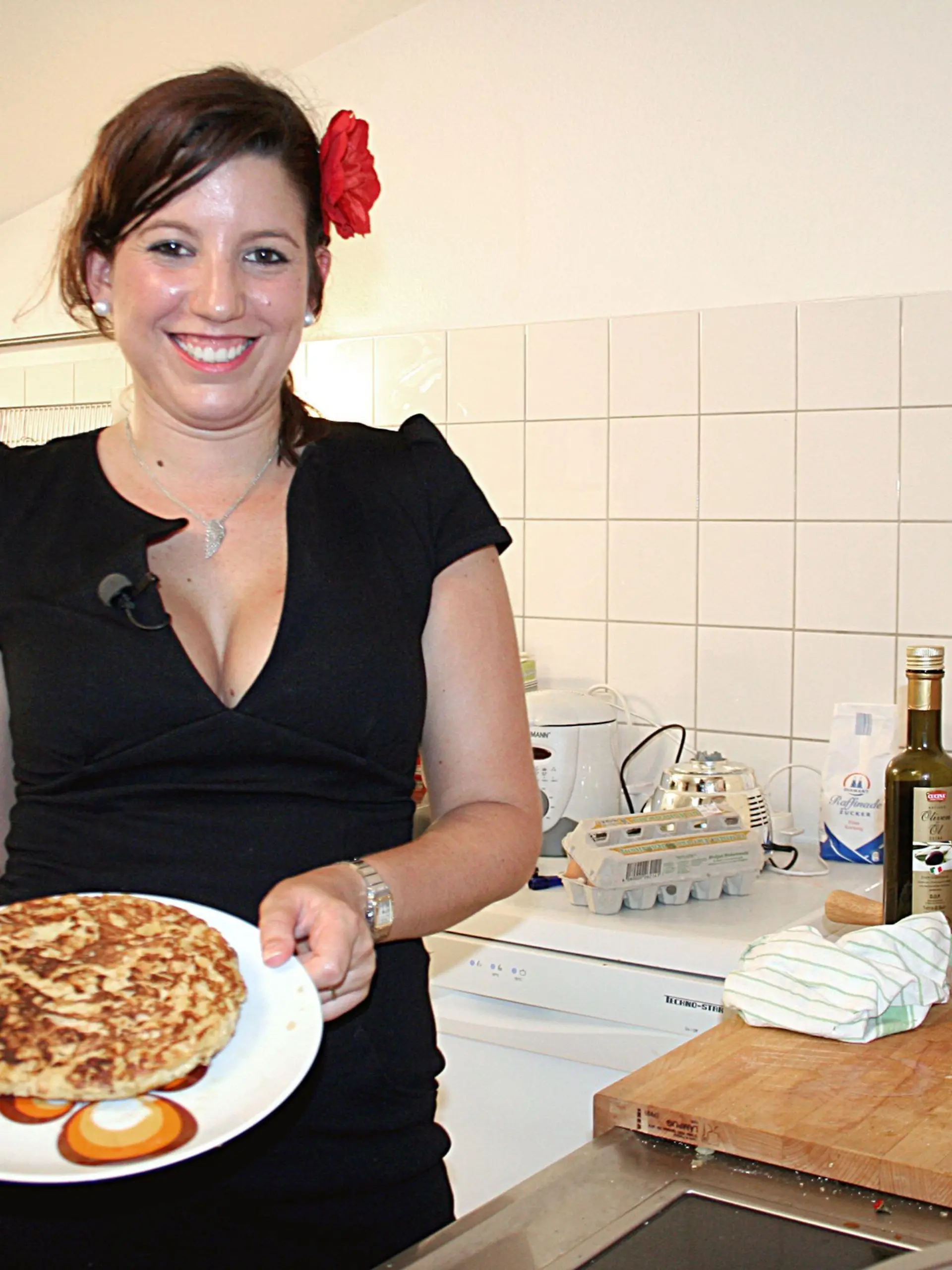 Bei Gastgeberin Sabrina (23) gibt es heute "Albondigas, Tortilla, Empanadas, Gambas al Aioli und Chorizo al Vino", dazu ein kleinen Salat.