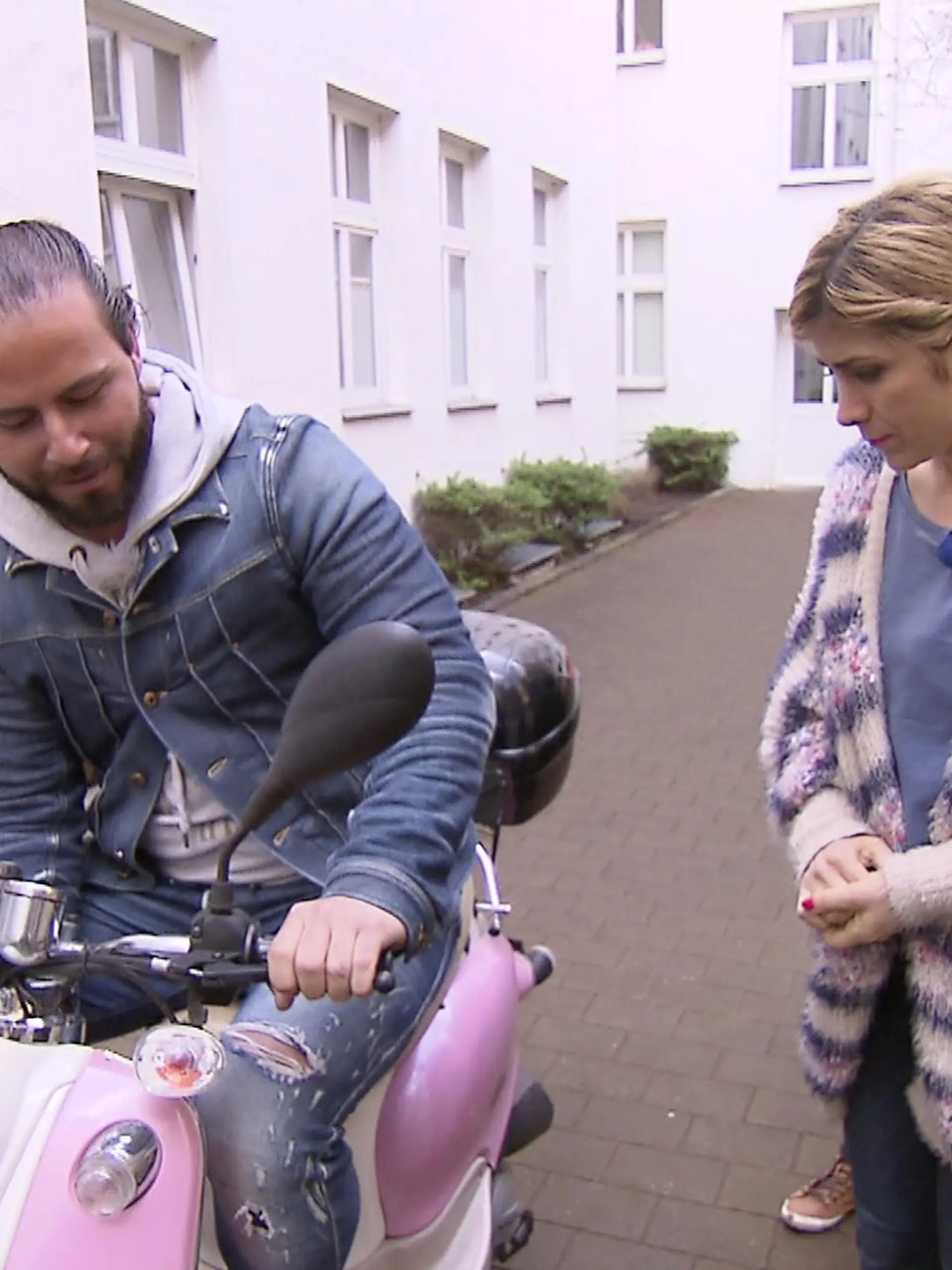 Vincenzo Pichierri und Panagiota Petridou wollen der unglücklichen Roller-Fahrerin helfen, obwohl der pinke Flitzer mit einem Neupreis von ca. 900 Euro ihr kein Traumstartkapital für eine potentielle Steigerung auf vier Räder bietet. Panagiota dieser Herausforderung gewachsen?
