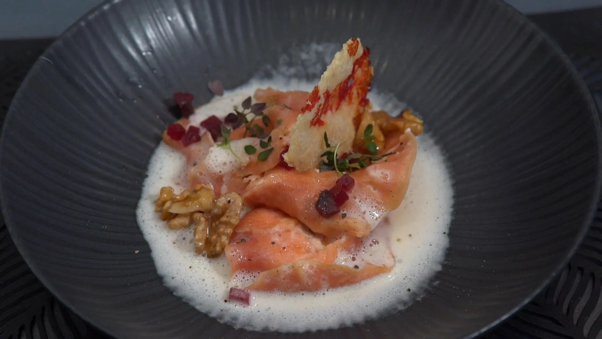 Rote Beete Ravioli mit Ricotta-Füllung und karamellisierten Walnüssen