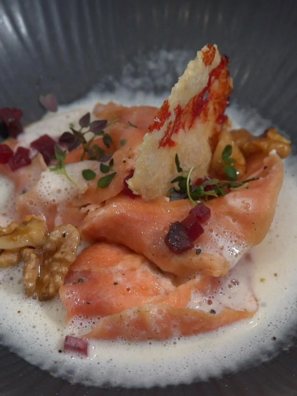 Rote Beete Ravioli mit Ricotta-Füllung und karamellisierten Walnüssen