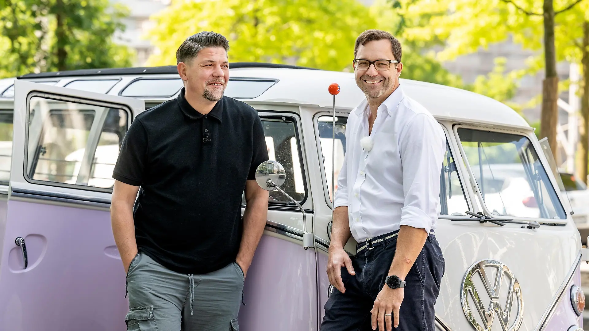 Tim Mälzer (l.) und Edi Frauneder
+++ Die Verwendung des sendungsbezogenen Materials ist nur mit dem Hinweis und Verlinkung auf RTL+ gestattet. +++