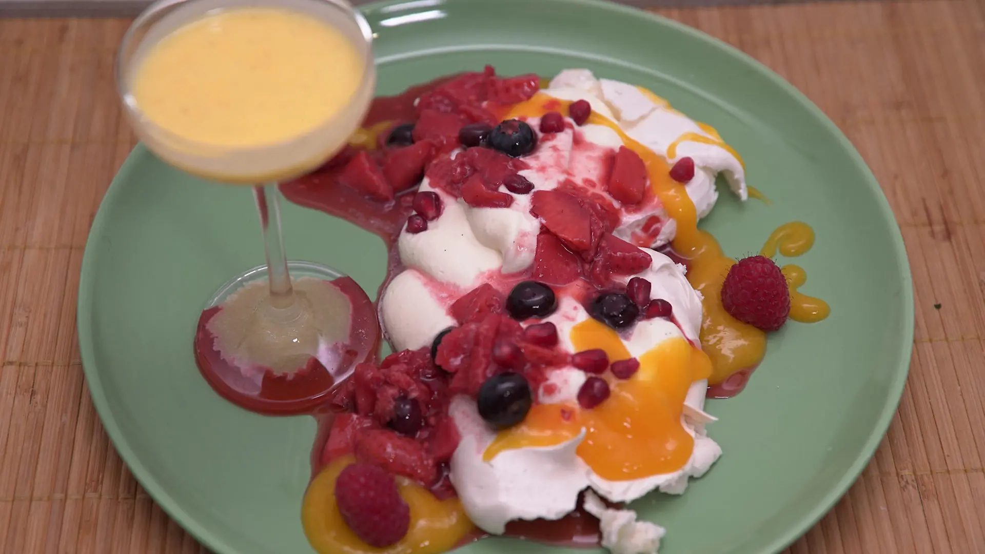 Pavlova mit Eierlikör-Sahne, Mangosauce und marinierten Früchten