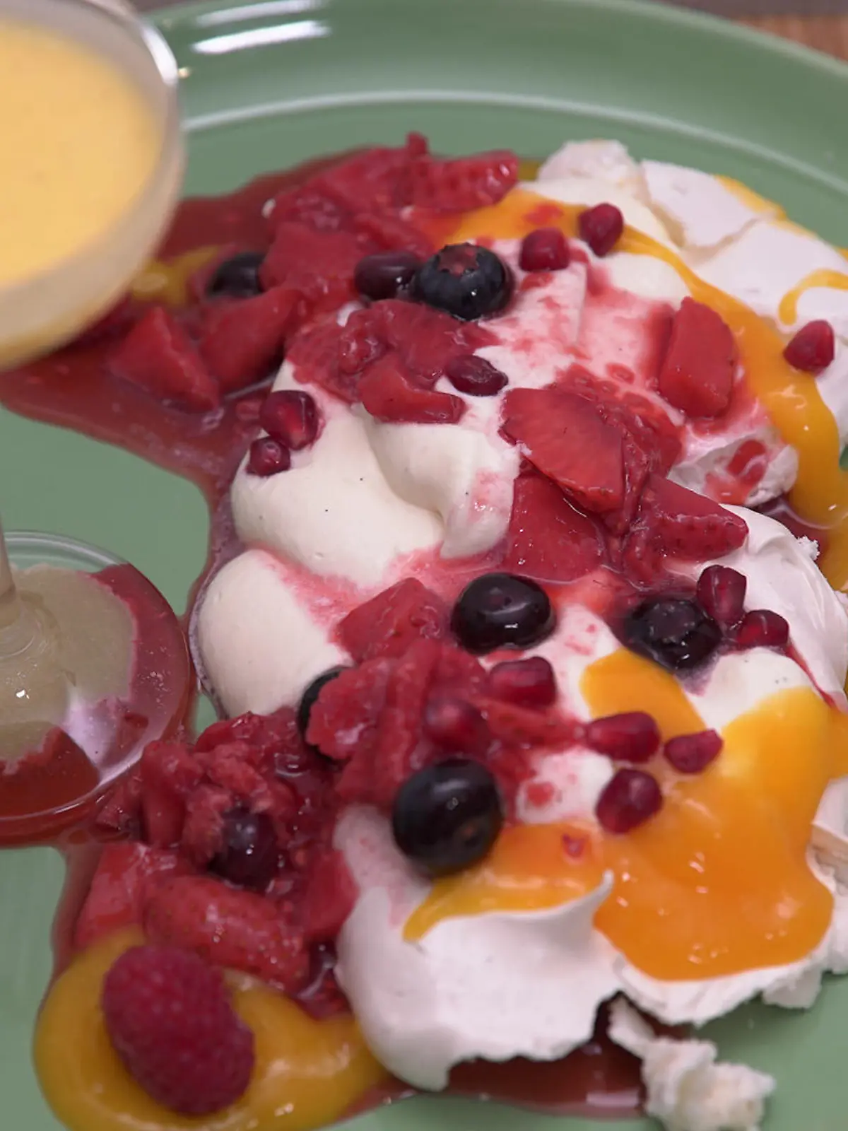 Pavlova mit Eierlikör-Sahne, Mangosauce und marinierten Früchten