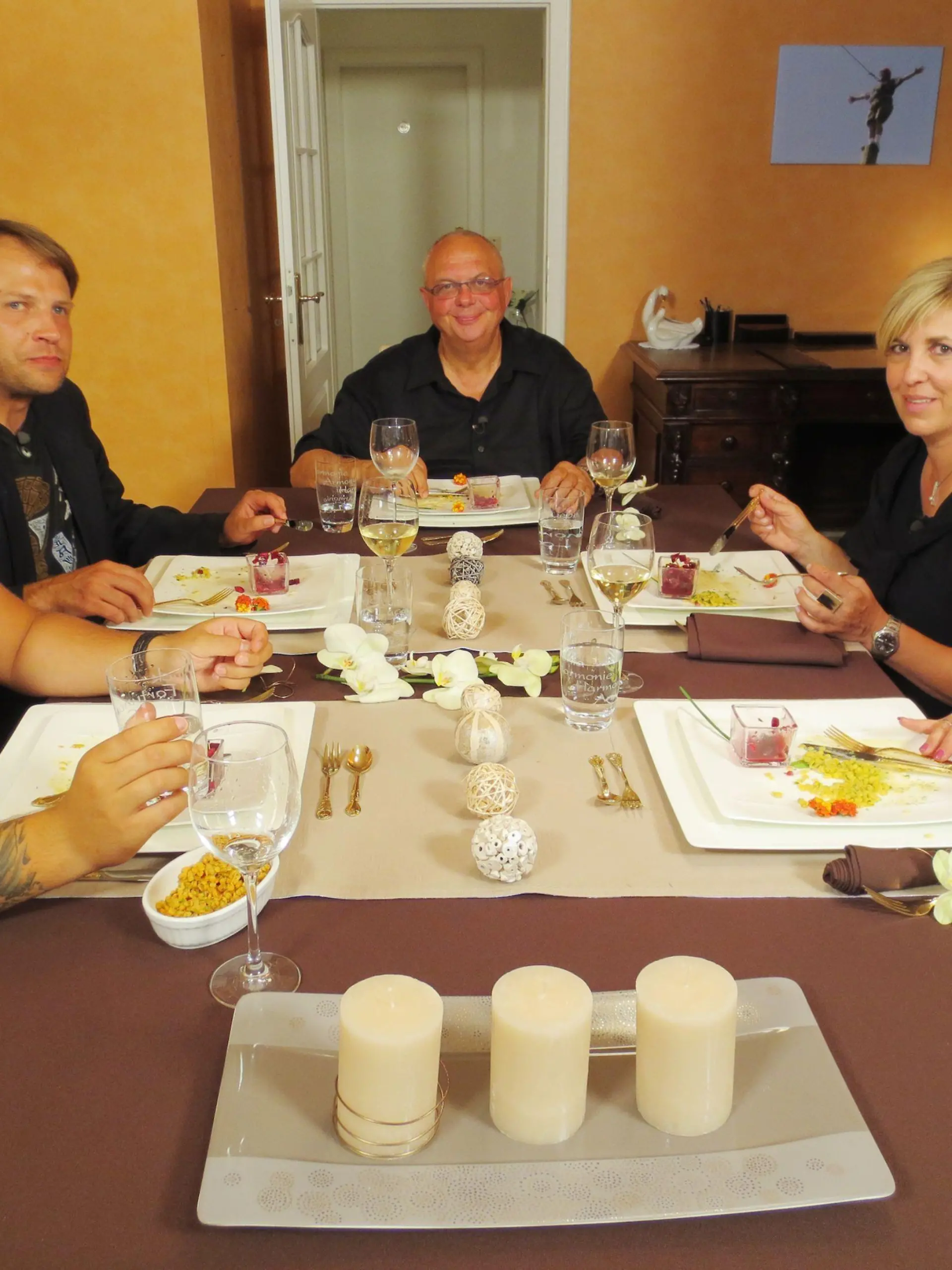Auch am zweiten Abend ist die Stimmung wieder ausgelassen. Mit dabei sind (v.l.) Dominic (28), Rocco (34), Gastgeber Heinz (60), Katrin (48) und Silke (41).