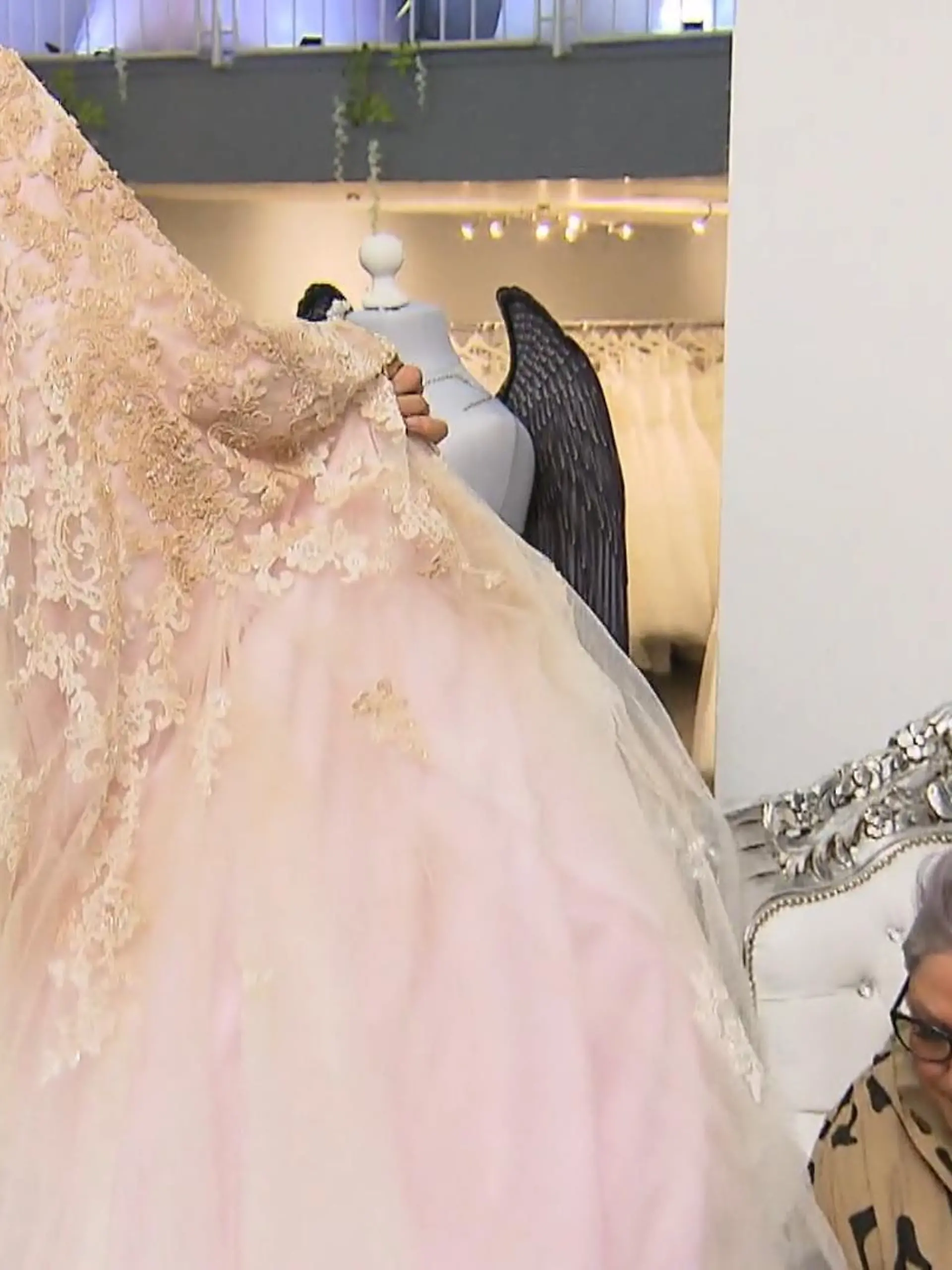 Viel hat die Flut nicht von Jessicas Brautkleid übrig gelassen